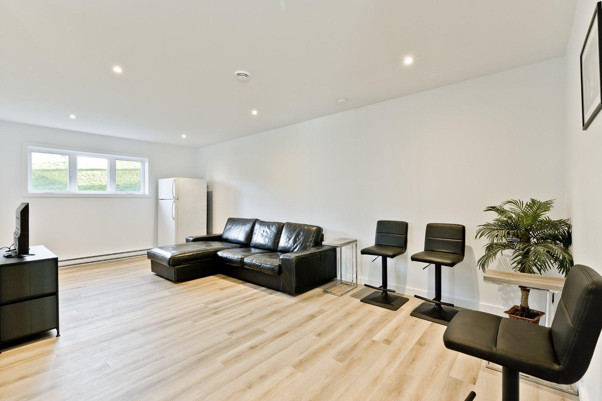 









780


Rue Mcauley

,
Coaticook,




QC
J1A1J9

