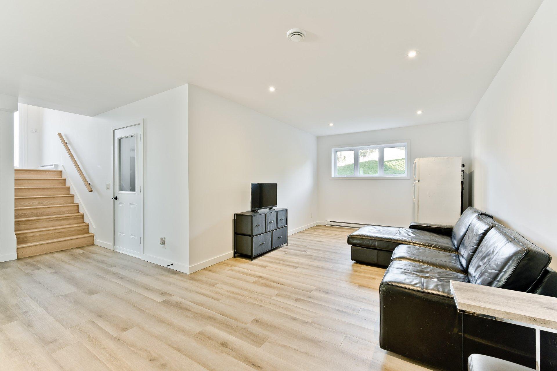 









780


Rue Mcauley

,
Coaticook,




QC
J1A1J9

