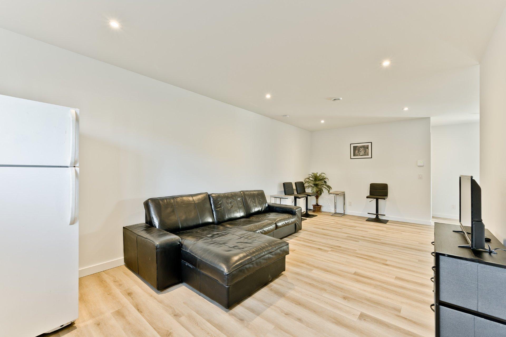 









780


Rue Mcauley

,
Coaticook,




QC
J1A1J9

