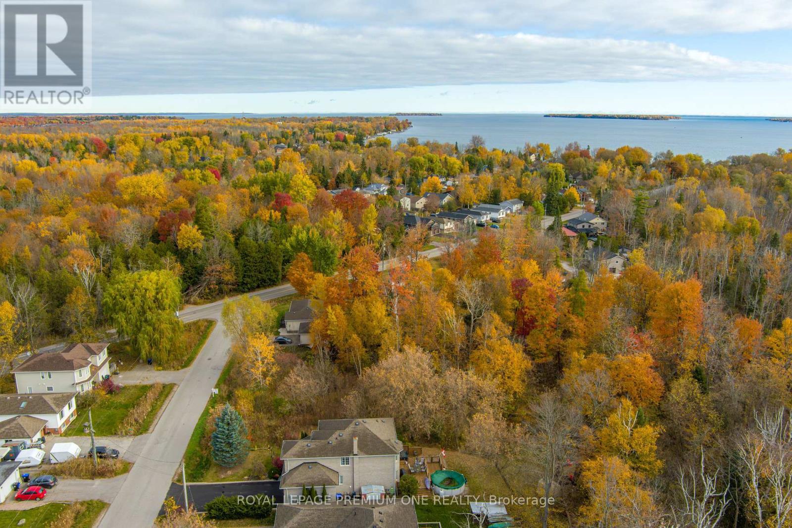 












909C WILLOW STREET

,
Innisfil,







Ontario
L0L1C0

