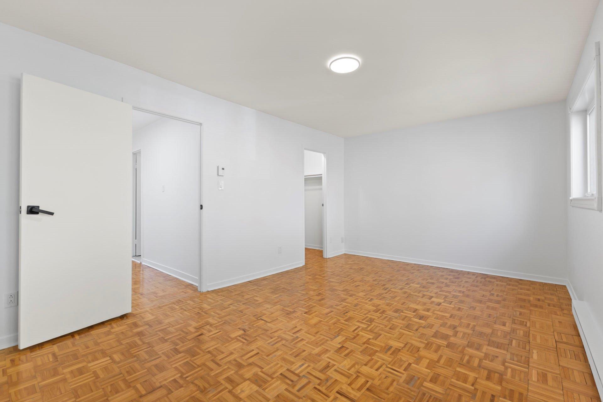 









4772Z


Rue Lake

,
Dollard-des-Ormeaux,




QC
H9G1G8

