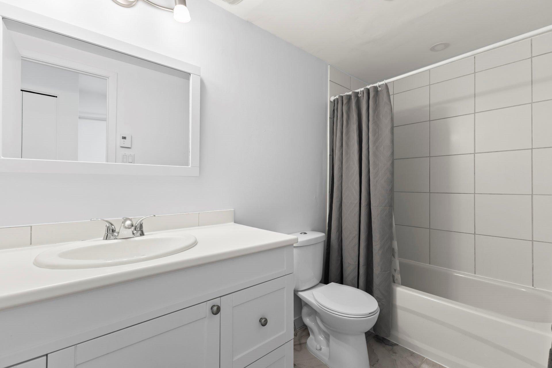 









4772Z


Rue Lake

,
Dollard-des-Ormeaux,




QC
H9G1G8

