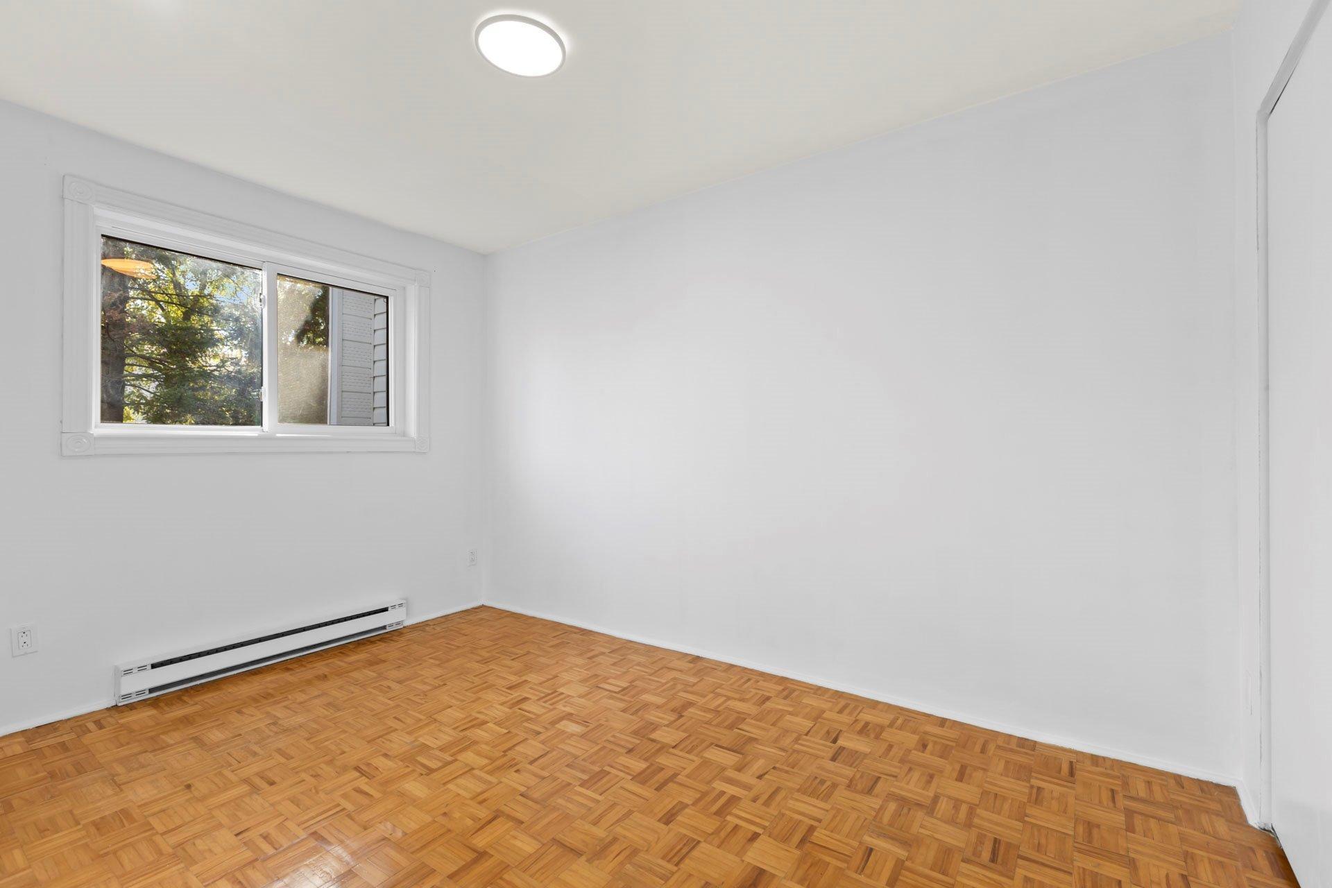 









4772Z


Rue Lake

,
Dollard-des-Ormeaux,




QC
H9G1G8

