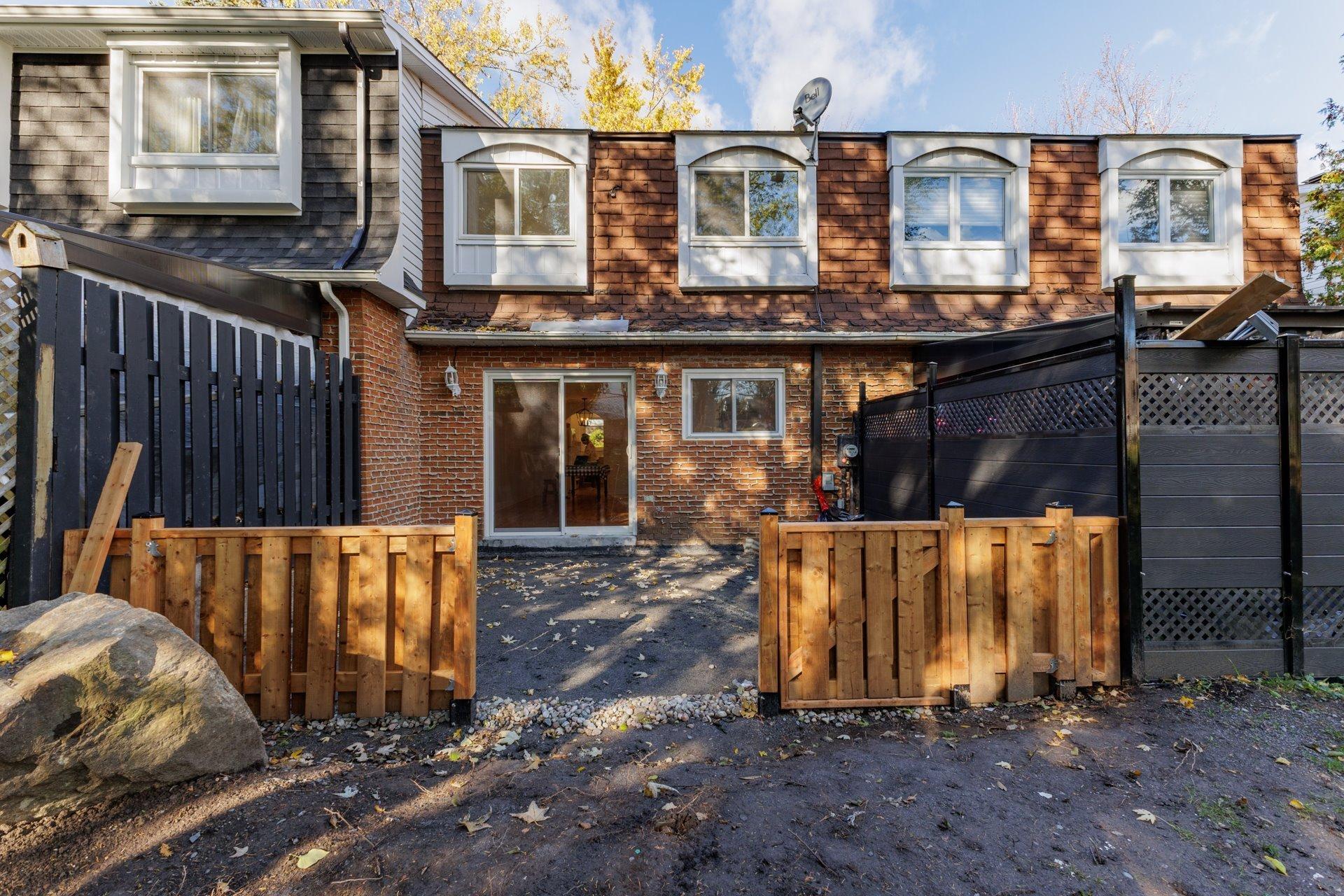 









4772Z


Rue Lake

,
Dollard-des-Ormeaux,




QC
H9G1G8

