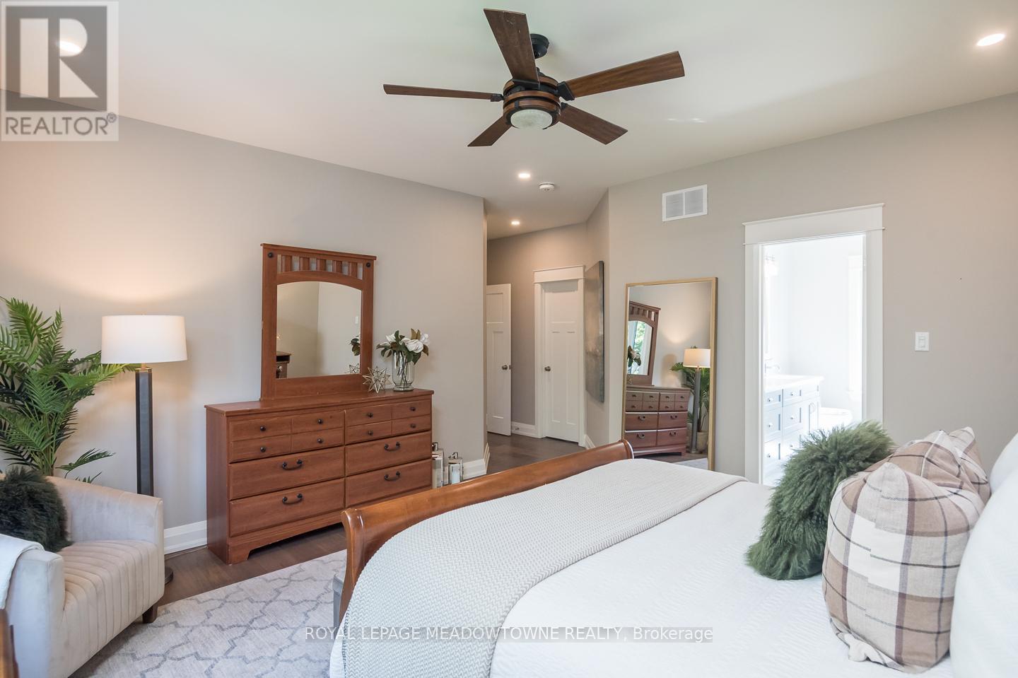 












29 BARTON STREET

,
Milton,




Ontario
L9T1C7

