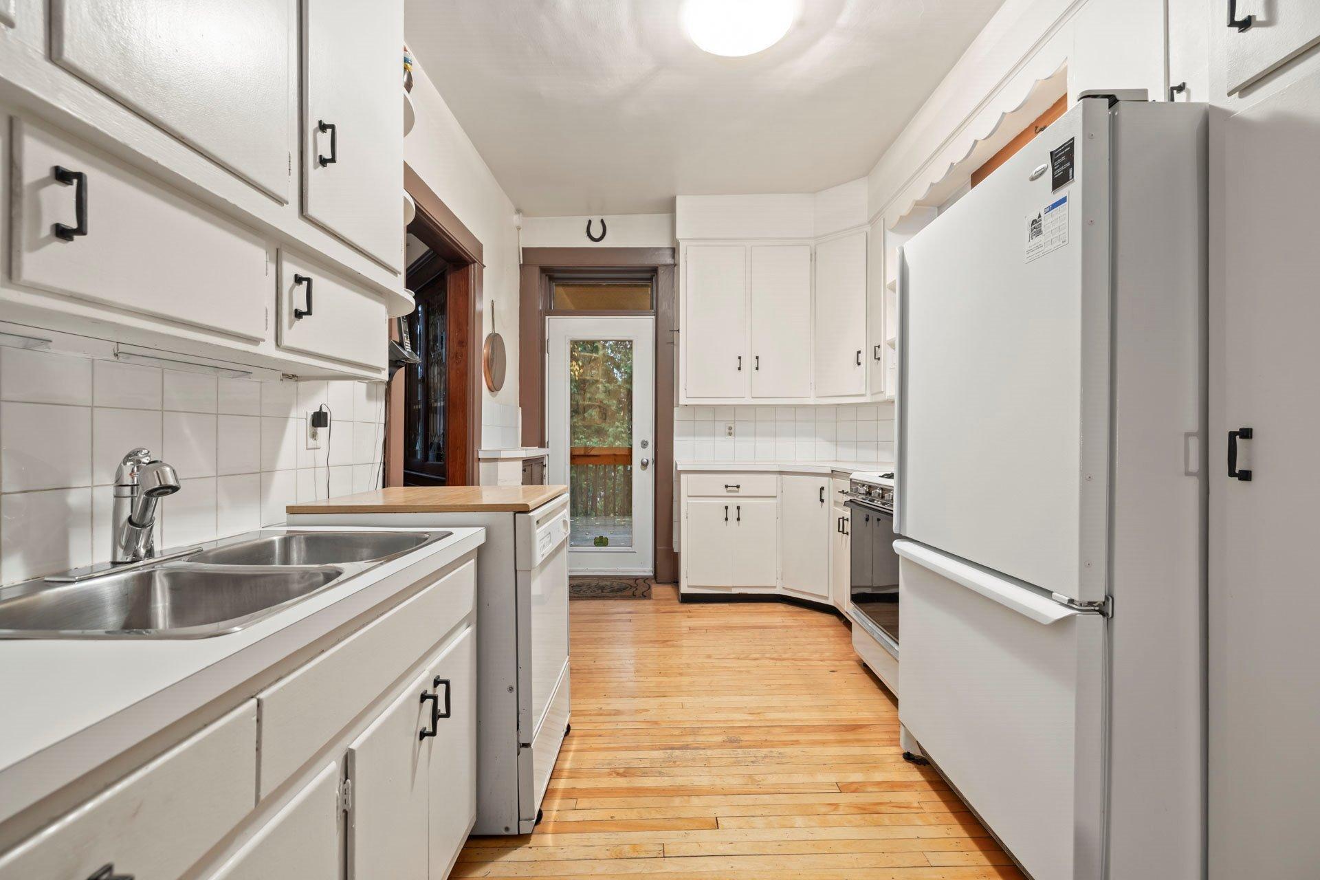 









4242


Av. Beaconsfield

,
Montréal (Côte-des-Neiges/Notre-Dame-de-Grâce),




QC
H4A2H3

