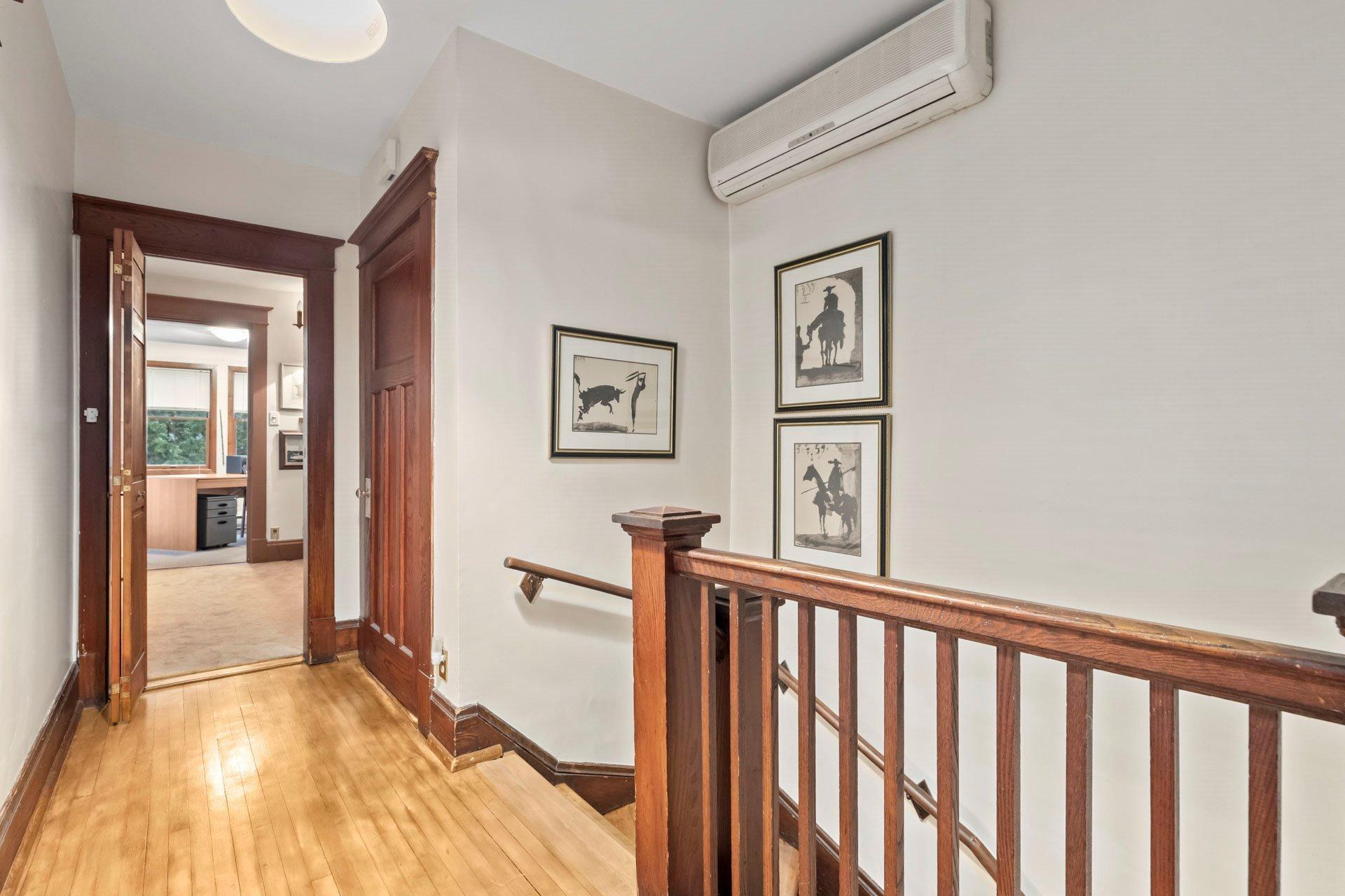 









4242


Av. Beaconsfield

,
Montréal (Côte-des-Neiges/Notre-Dame-de-Grâce),




QC
H4A2H3

