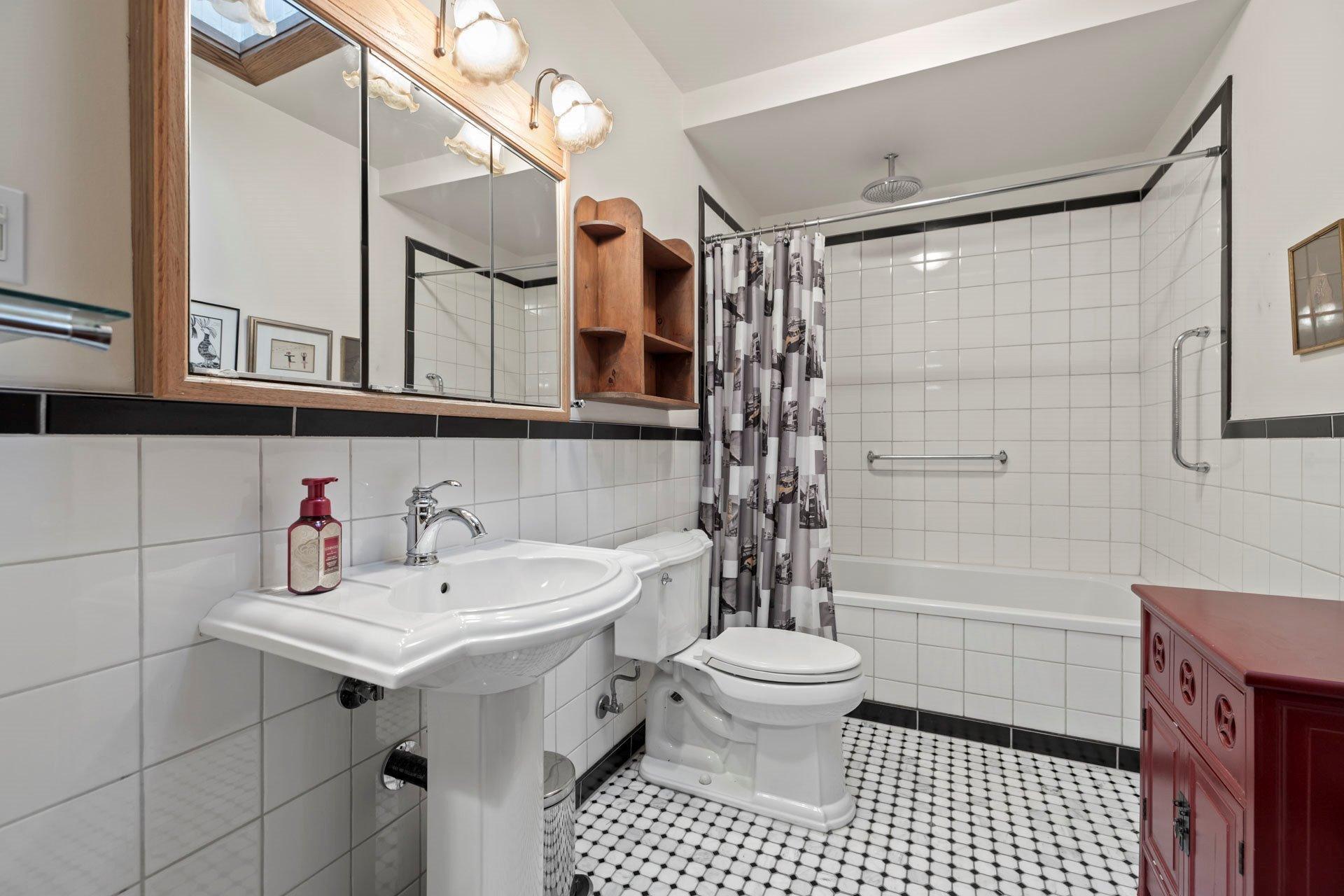 









4242


Av. Beaconsfield

,
Montréal (Côte-des-Neiges/Notre-Dame-de-Grâce),




QC
H4A2H3

