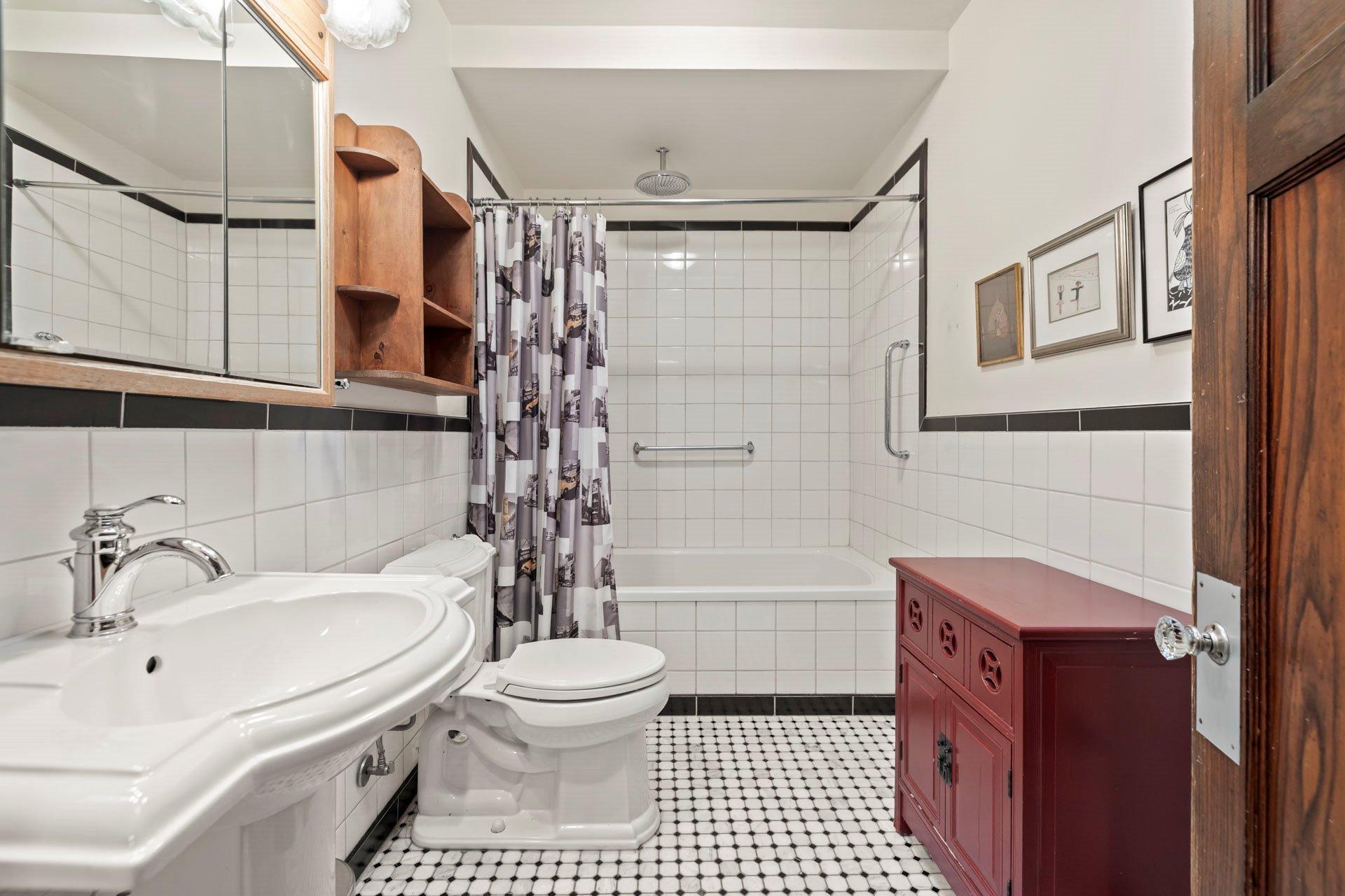 









4242


Av. Beaconsfield

,
Montréal (Côte-des-Neiges/Notre-Dame-de-Grâce),




QC
H4A2H3

