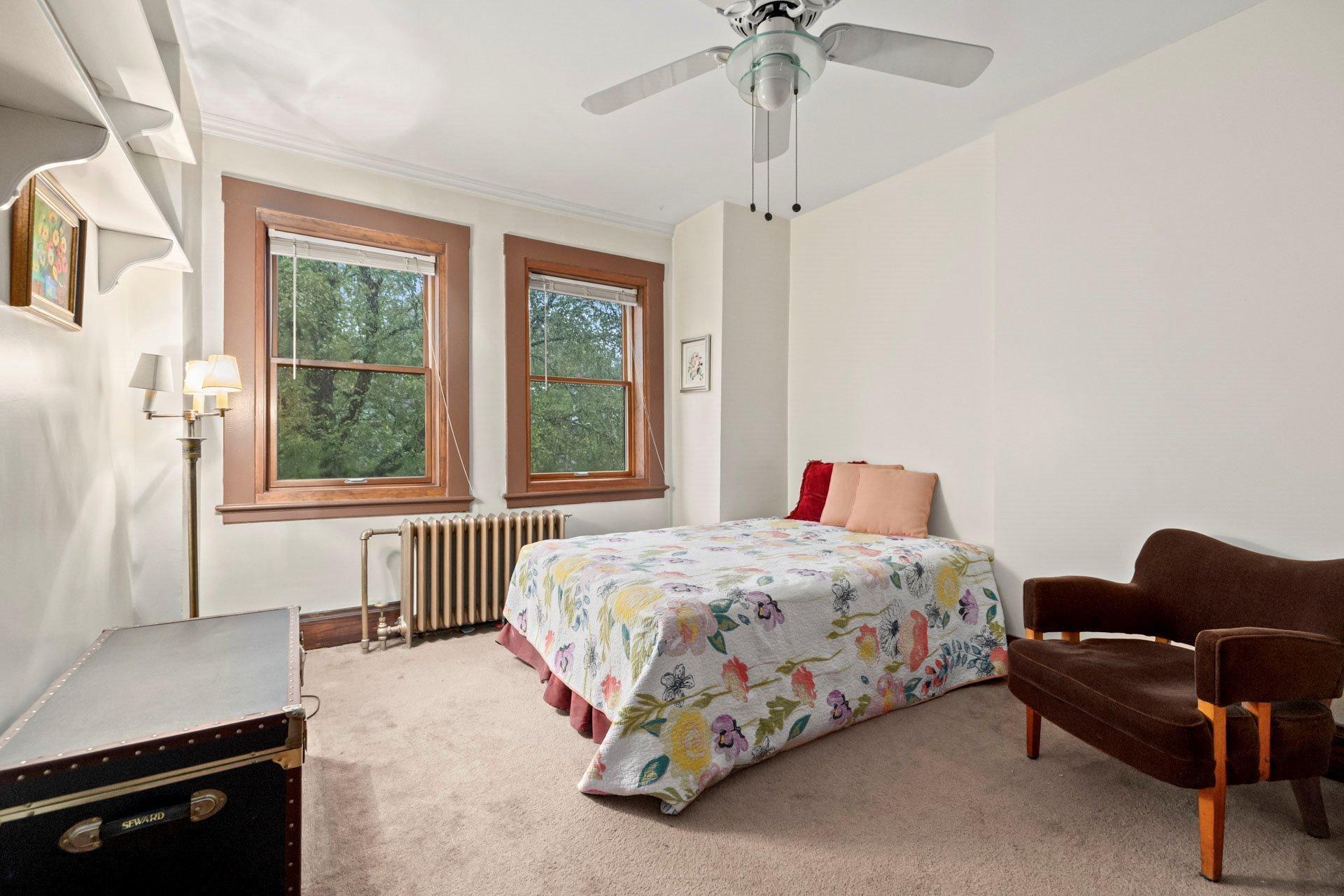 









4242


Av. Beaconsfield

,
Montréal (Côte-des-Neiges/Notre-Dame-de-Grâce),




QC
H4A2H3

