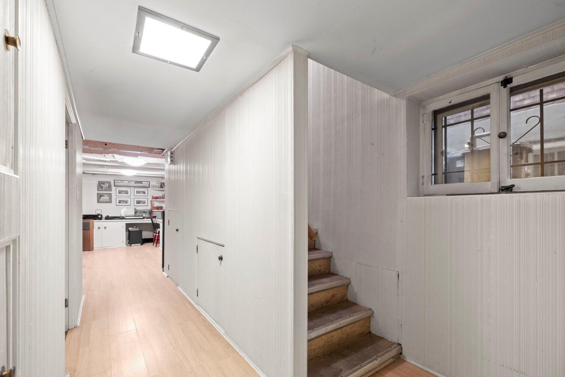 









4242


Av. Beaconsfield

,
Montréal (Côte-des-Neiges/Notre-Dame-de-Grâce),




QC
H4A2H3

