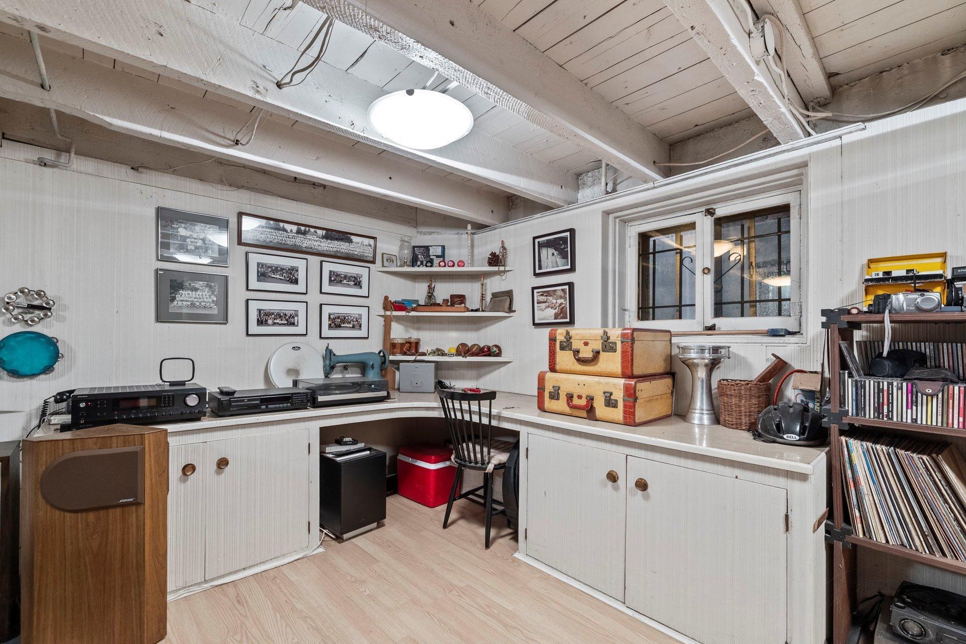 









4242


Av. Beaconsfield

,
Montréal (Côte-des-Neiges/Notre-Dame-de-Grâce),




QC
H4A2H3

