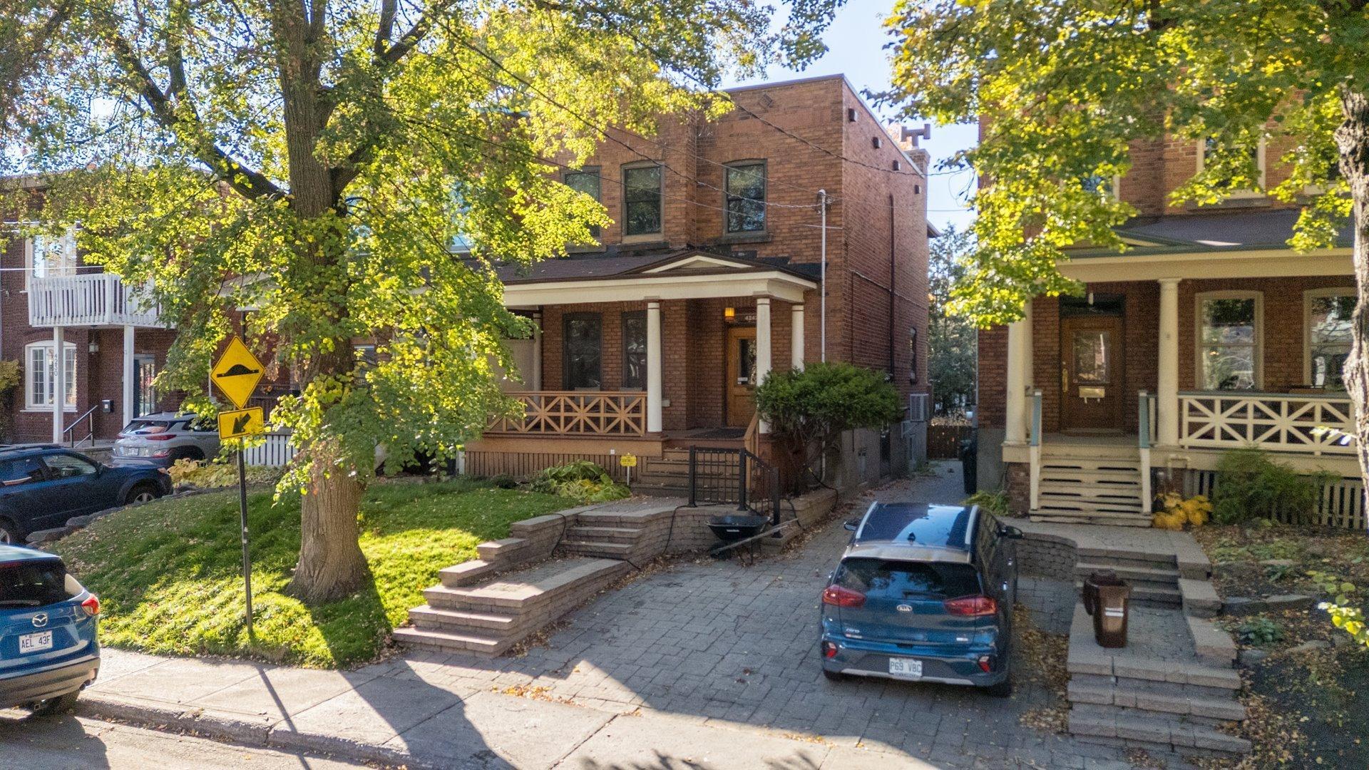 









4242


Av. Beaconsfield

,
Montréal (Côte-des-Neiges/Notre-Dame-de-Grâce),




QC
H4A2H3

