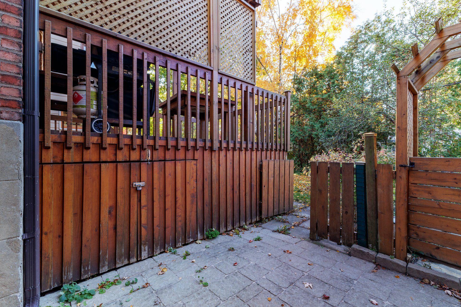 









4242


Av. Beaconsfield

,
Montréal (Côte-des-Neiges/Notre-Dame-de-Grâce),




QC
H4A2H3

