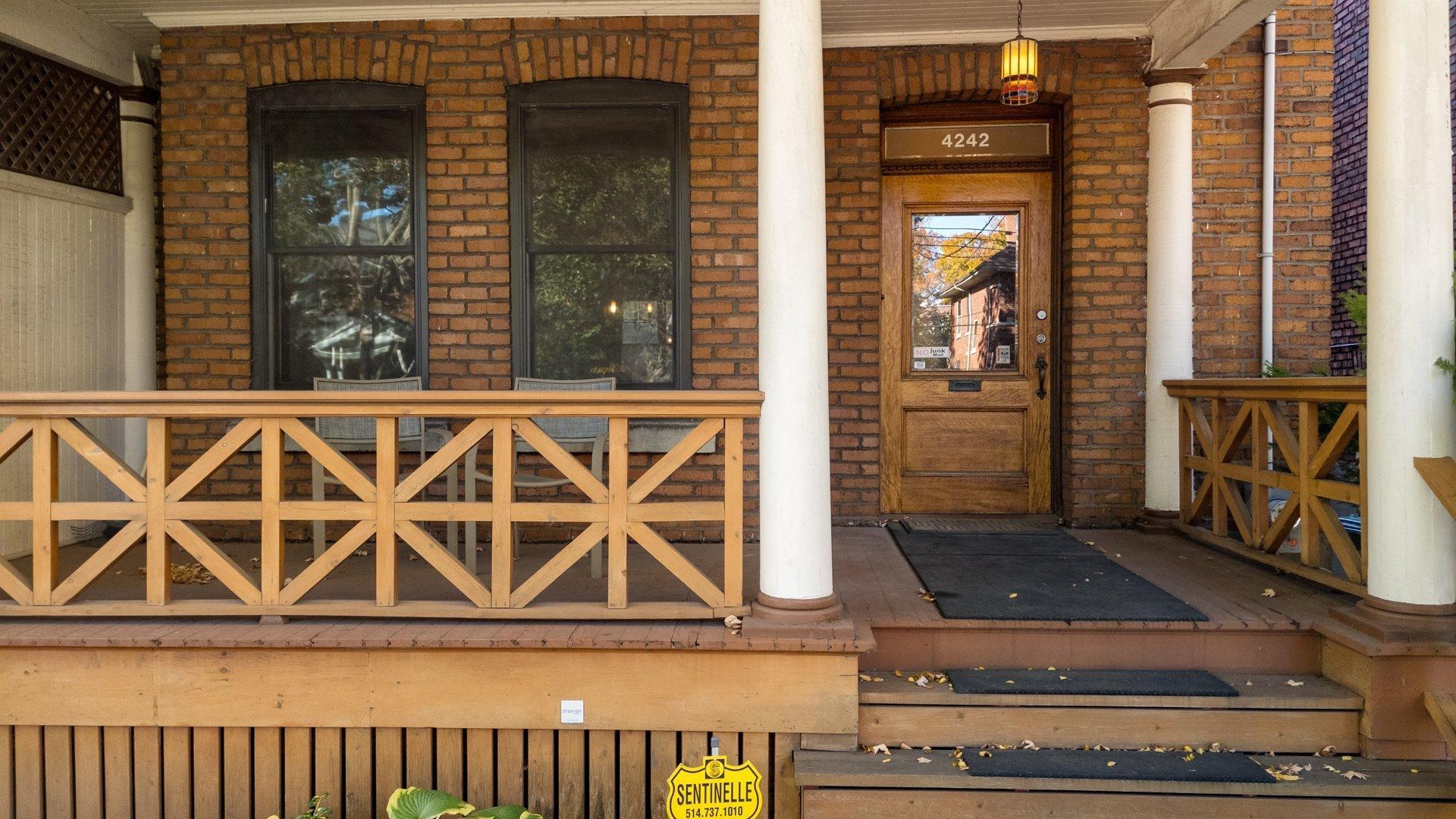 









4242


Av. Beaconsfield

,
Montréal (Côte-des-Neiges/Notre-Dame-de-Grâce),




QC
H4A2H3

