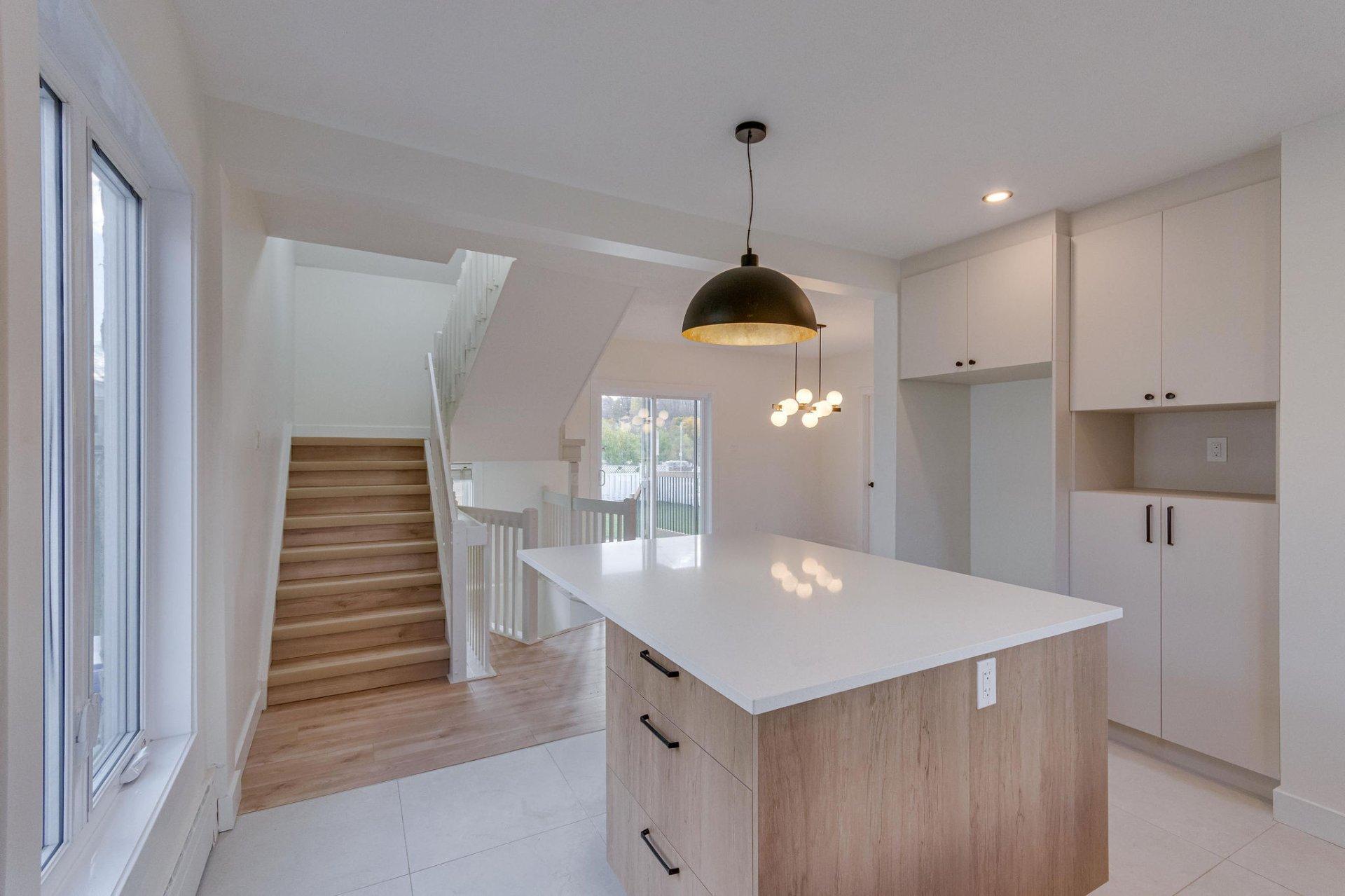 









61


Rue Booth

,
Gatineau (Hull),




QC
J8Y3G9

