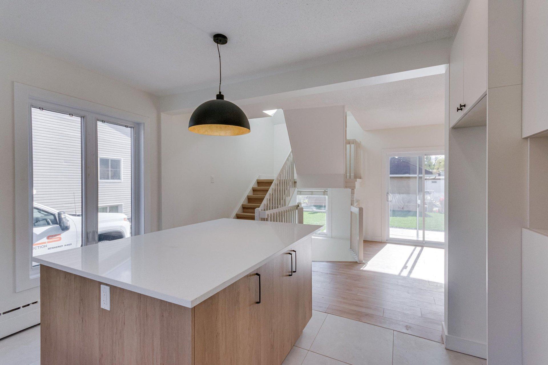 









61


Rue Booth

,
Gatineau (Hull),




QC
J8Y3G9

