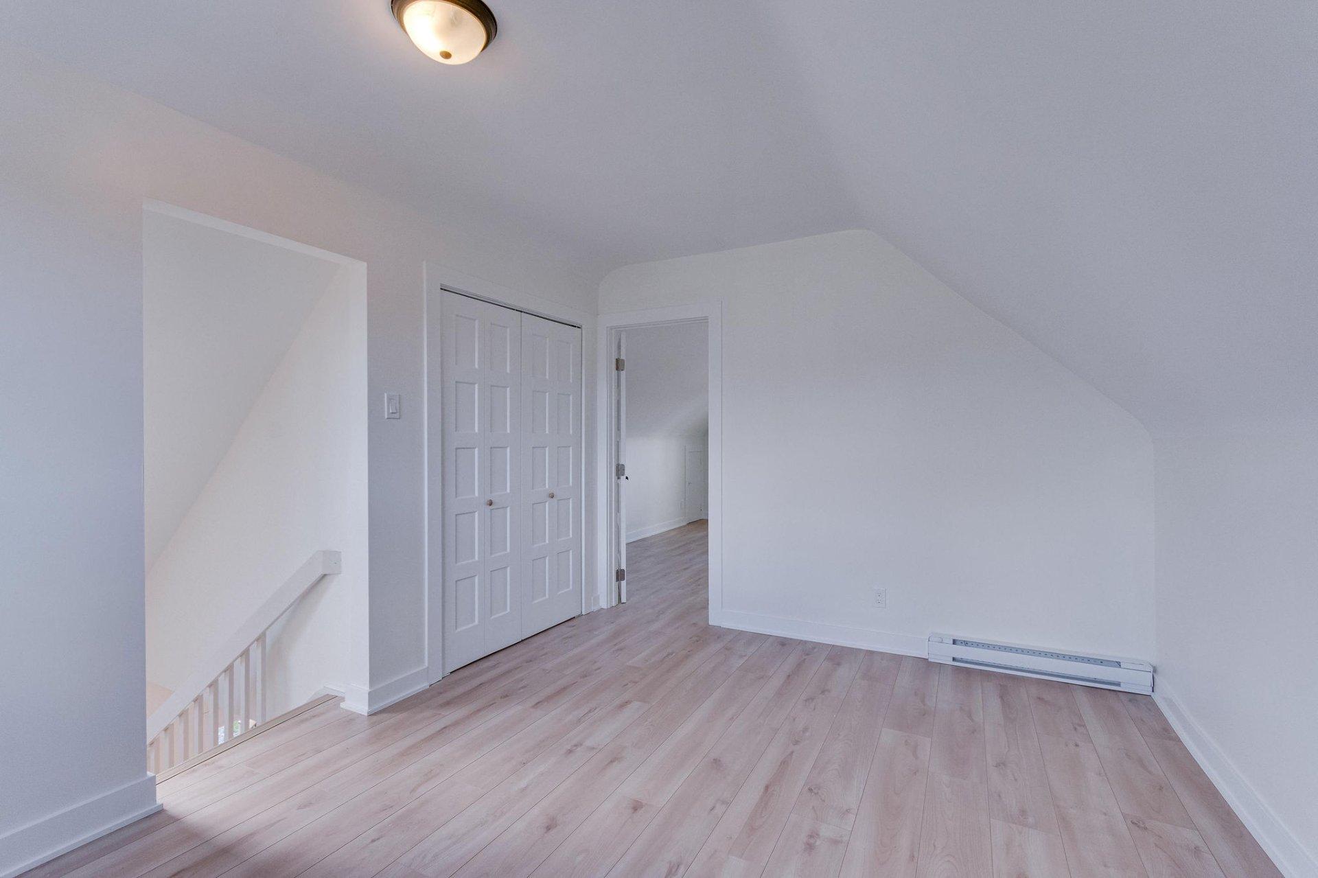 









61


Rue Booth

,
Gatineau (Hull),




QC
J8Y3G9

