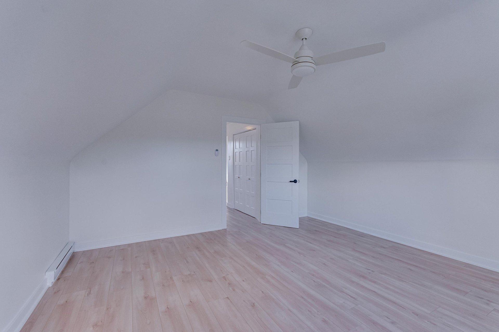 









61


Rue Booth

,
Gatineau (Hull),




QC
J8Y3G9

