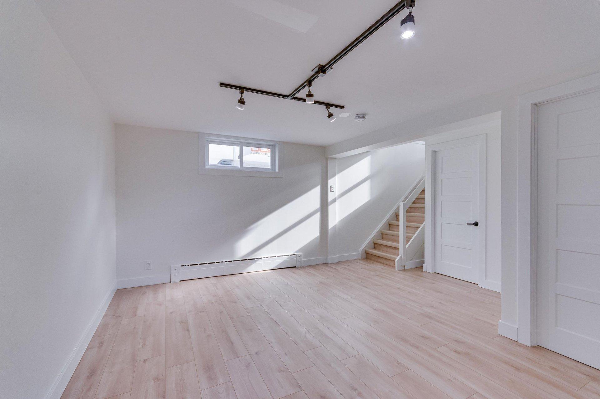 









61


Rue Booth

,
Gatineau (Hull),




QC
J8Y3G9

