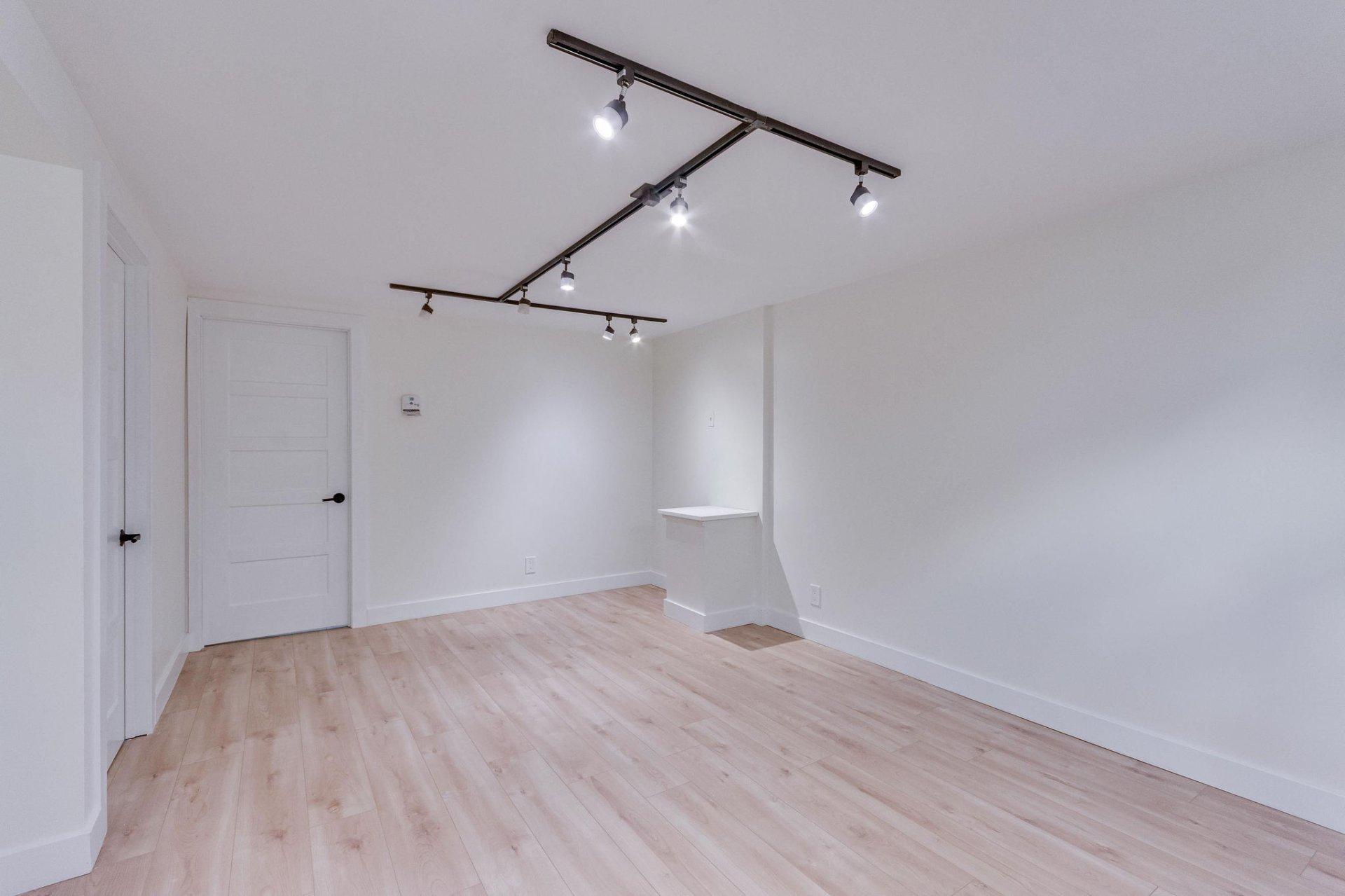 









61


Rue Booth

,
Gatineau (Hull),




QC
J8Y3G9

