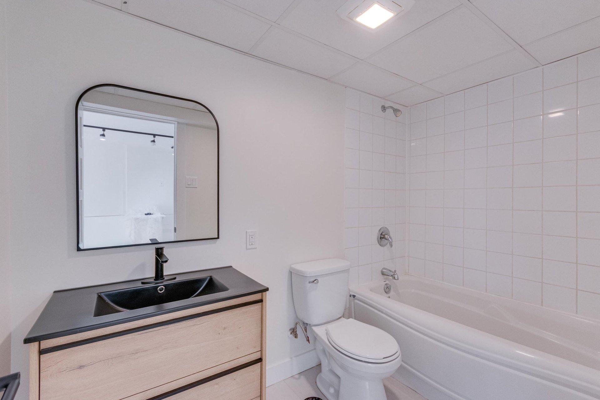 









61


Rue Booth

,
Gatineau (Hull),




QC
J8Y3G9

