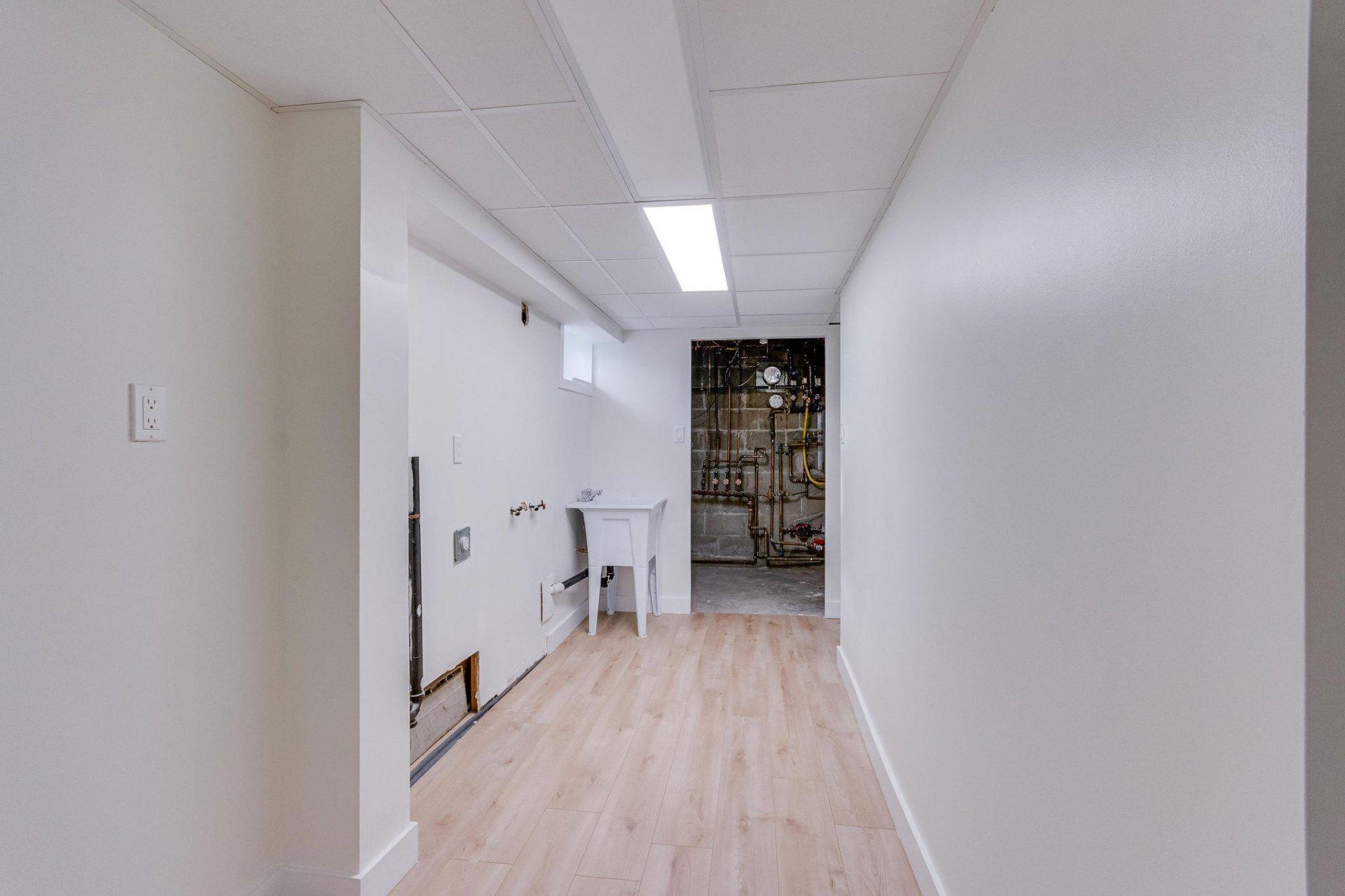 









61


Rue Booth

,
Gatineau (Hull),




QC
J8Y3G9

