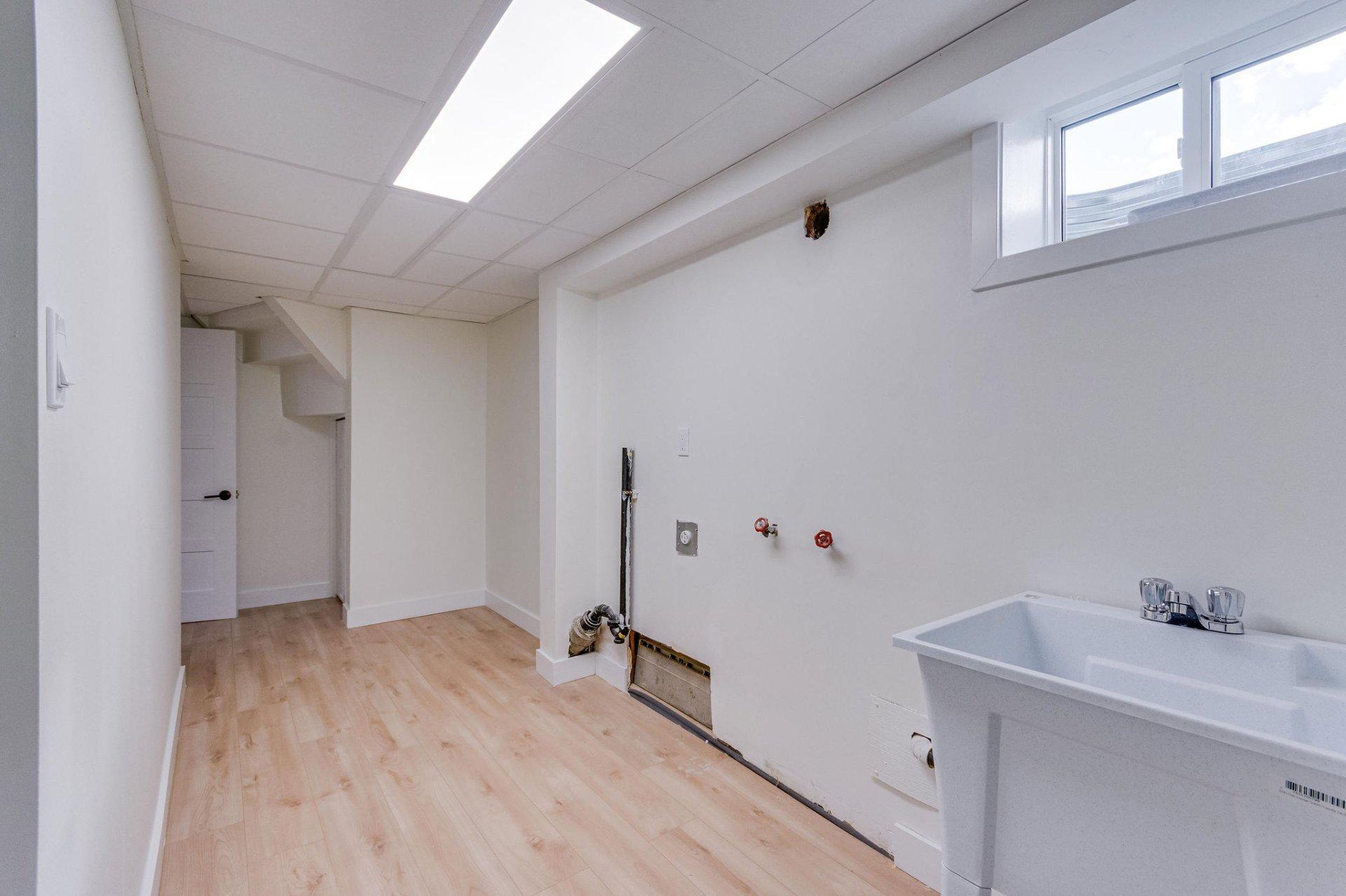 









61


Rue Booth

,
Gatineau (Hull),




QC
J8Y3G9

