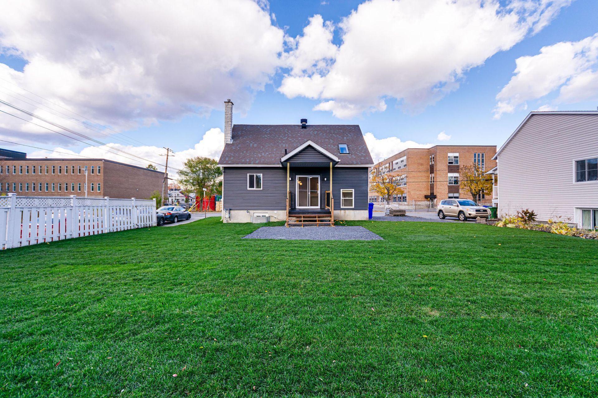 









61


Rue Booth

,
Gatineau (Hull),




QC
J8Y3G9

