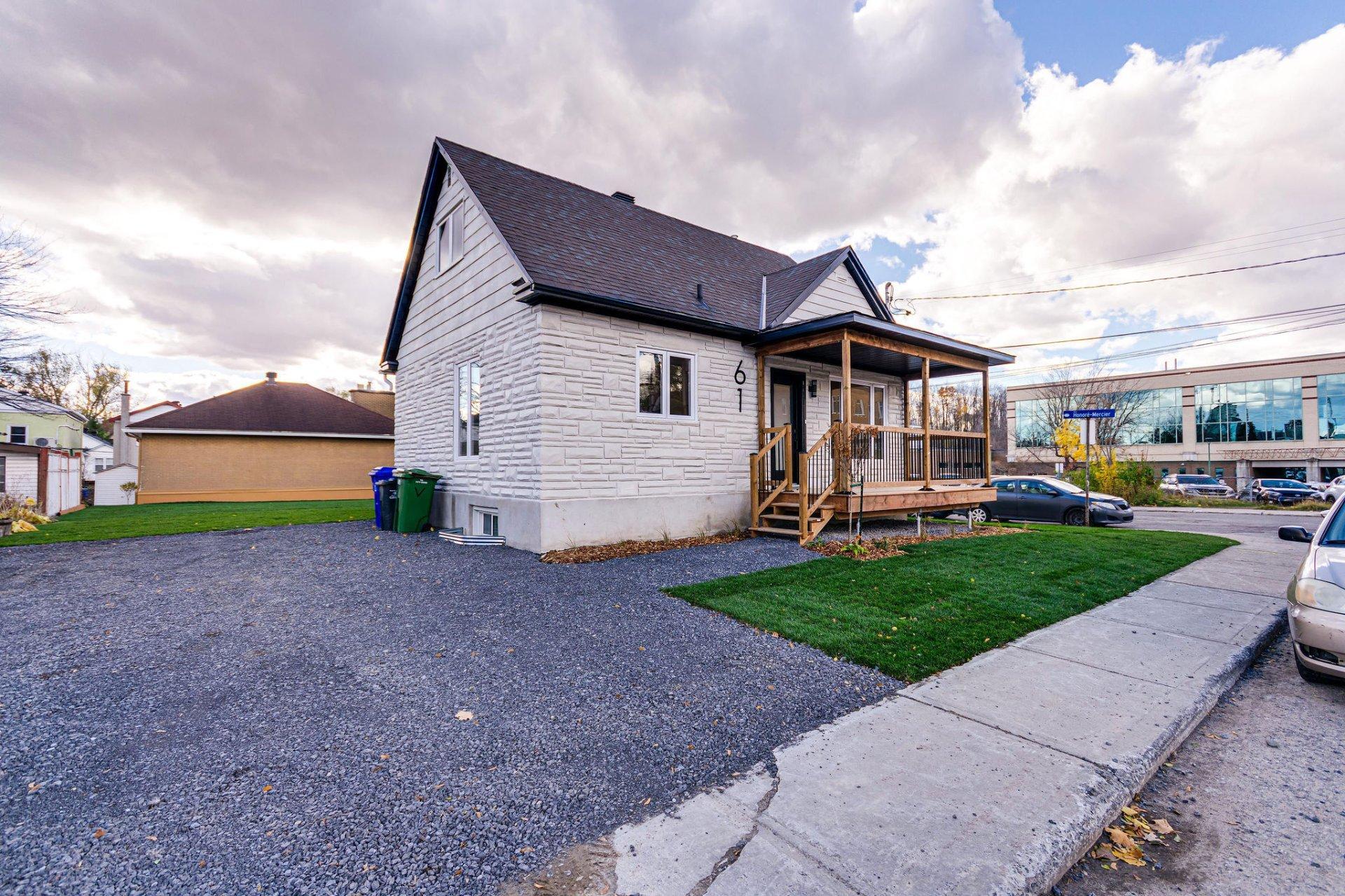 









61


Rue Booth

,
Gatineau (Hull),




QC
J8Y3G9

