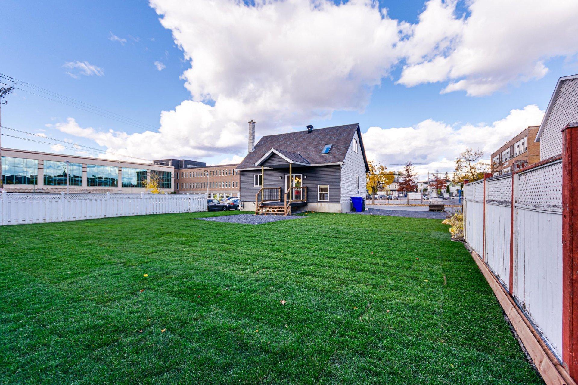 









61


Rue Booth

,
Gatineau (Hull),




QC
J8Y3G9

