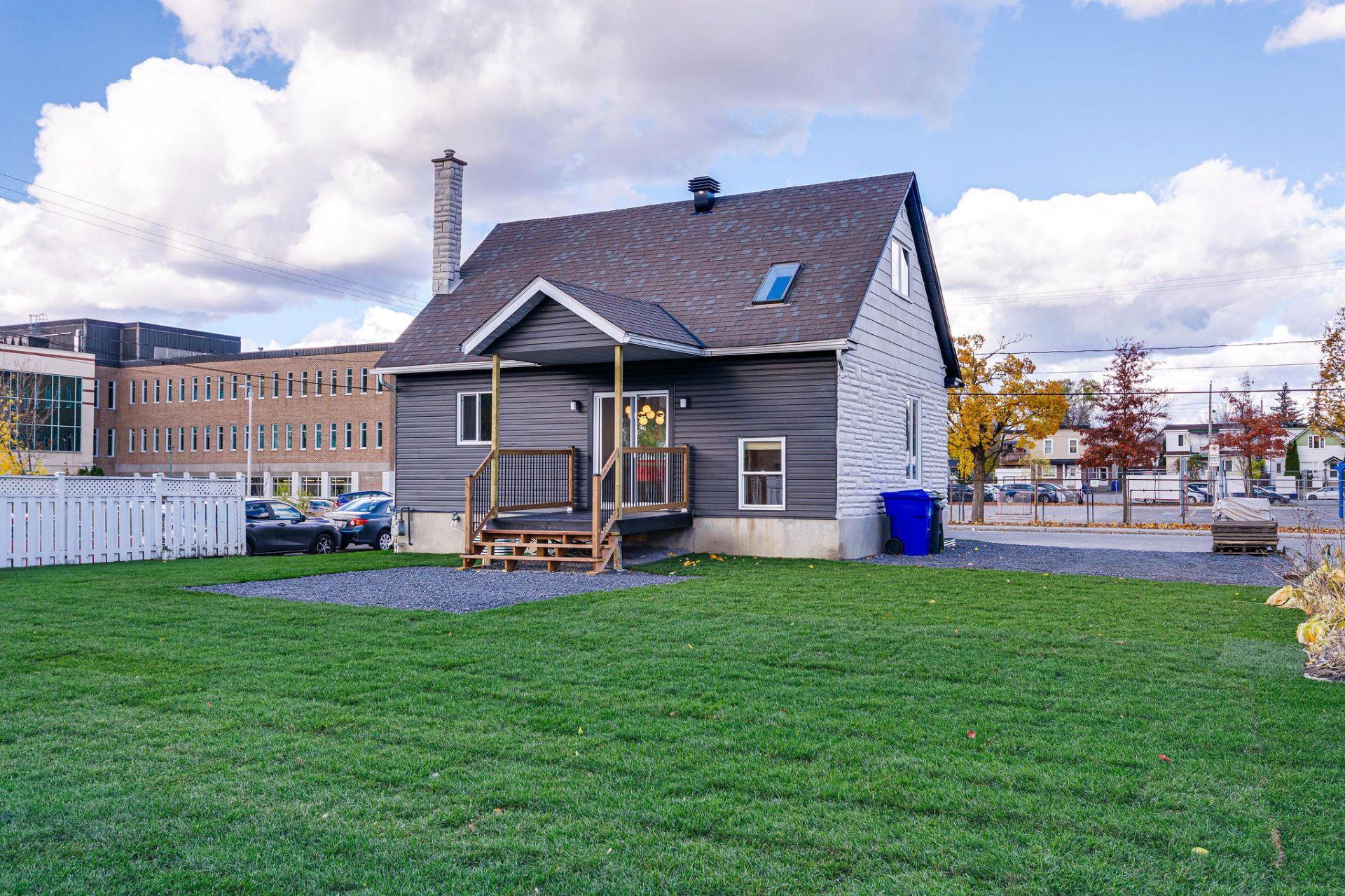 









61


Rue Booth

,
Gatineau (Hull),




QC
J8Y3G9

