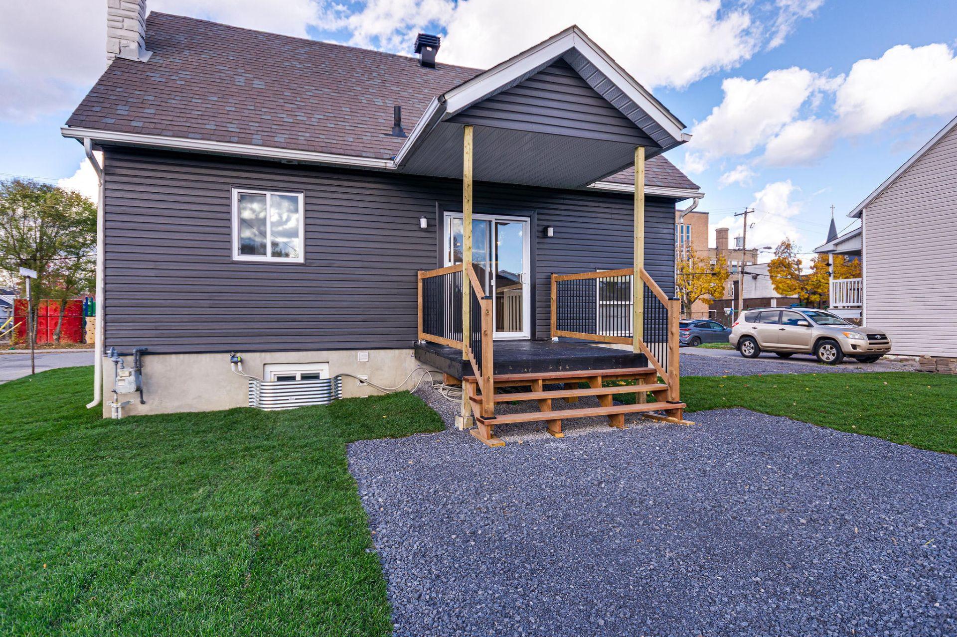 









61


Rue Booth

,
Gatineau (Hull),




QC
J8Y3G9

