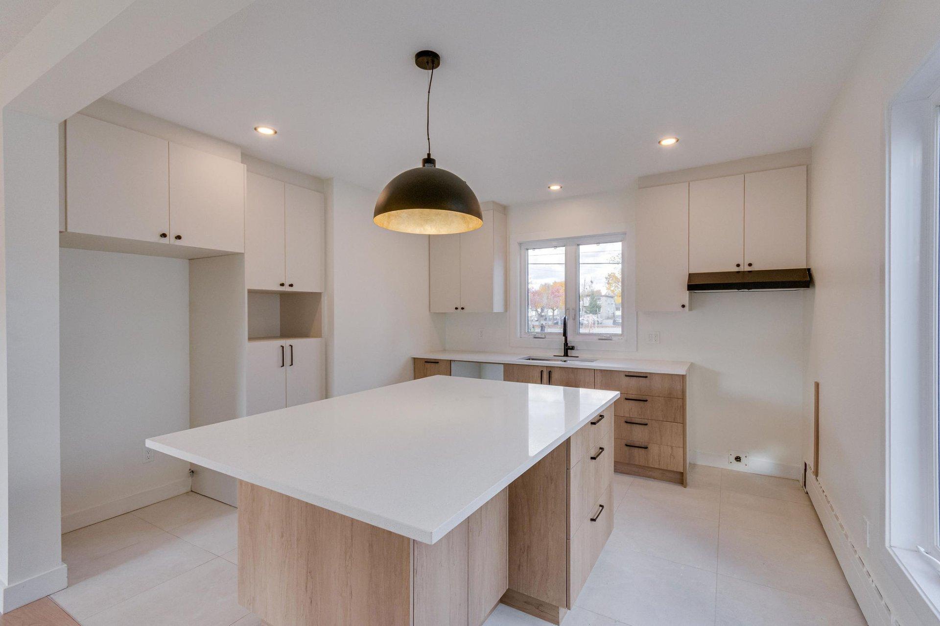 









61


Rue Booth

,
Gatineau (Hull),




QC
J8Y3G9

