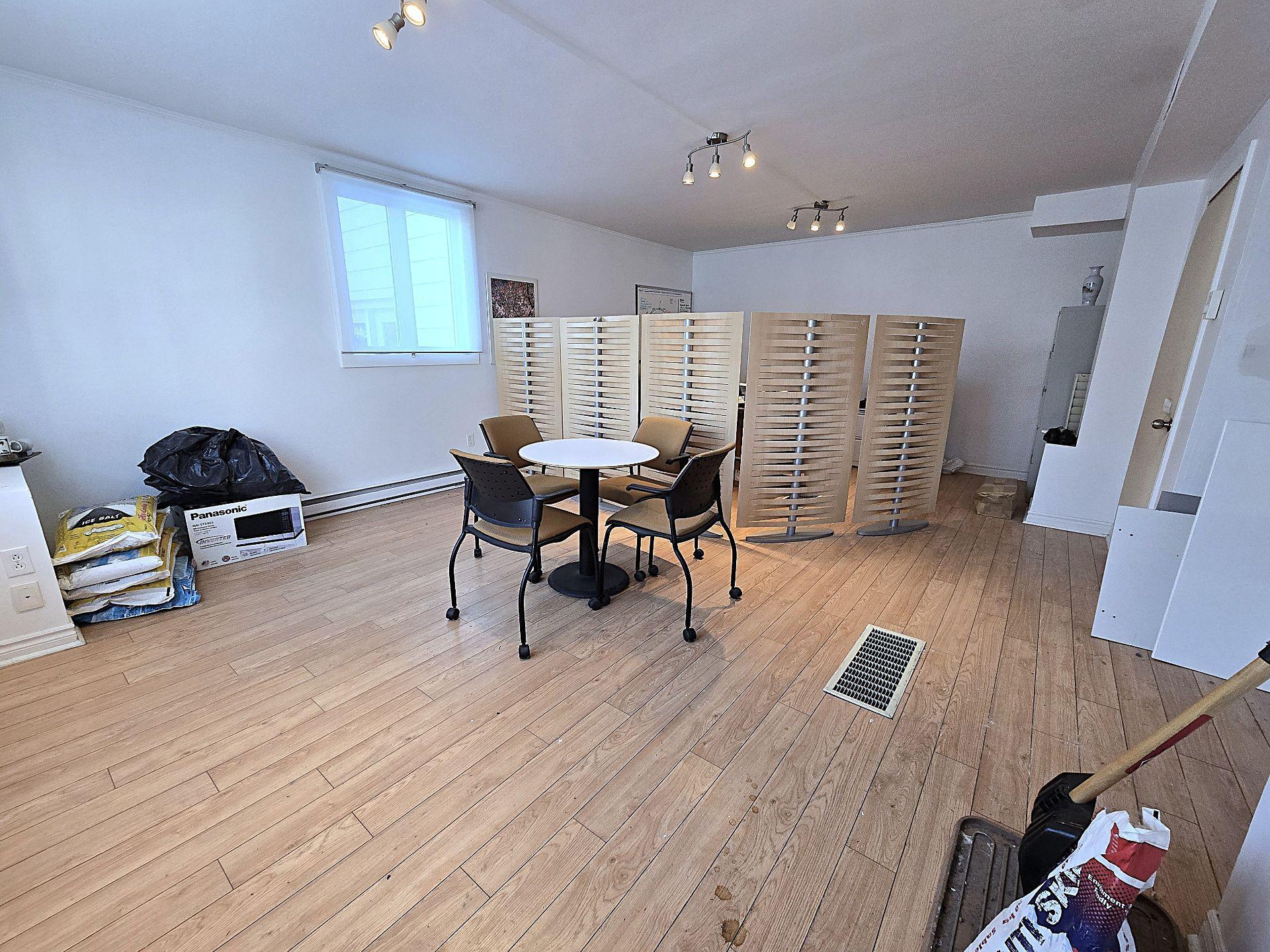 









3994AZ

 - 3994BZ


Boul. St-Martin O.

,
Laval (Chomedey),




QC
H7T1B8

