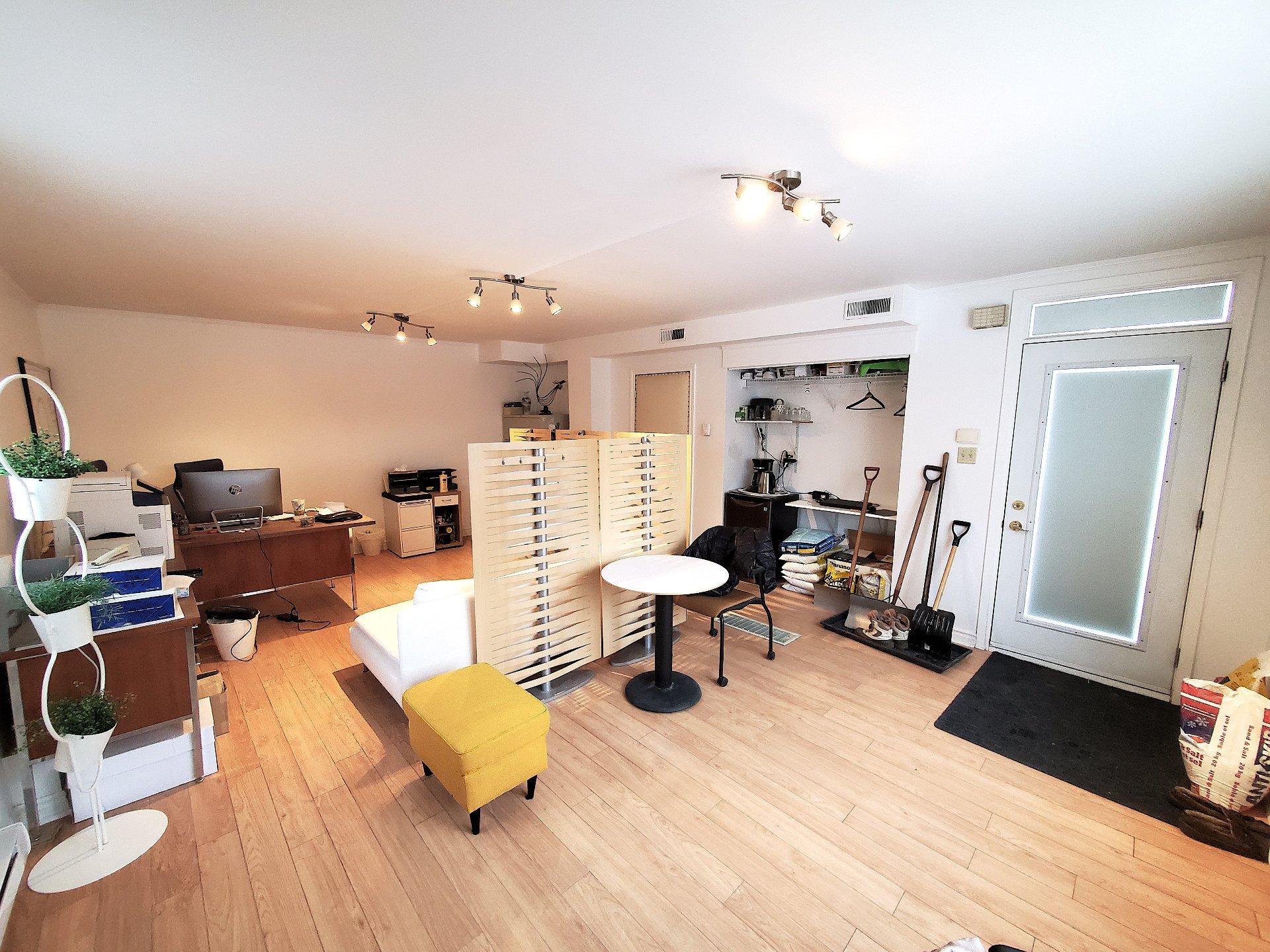 









3994AZ

 - 3994BZ


Boul. St-Martin O.

,
Laval (Chomedey),




QC
H7T1B8

