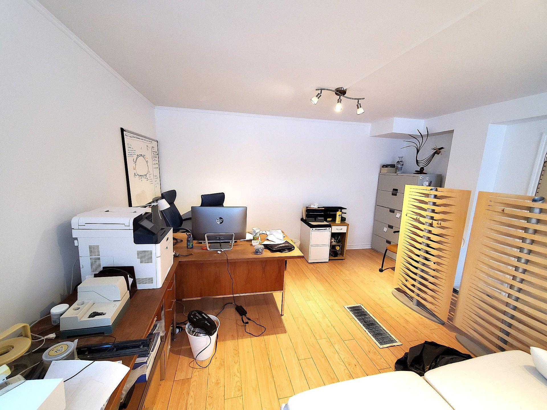 









3994AZ

 - 3994BZ


Boul. St-Martin O.

,
Laval (Chomedey),




QC
H7T1B8

