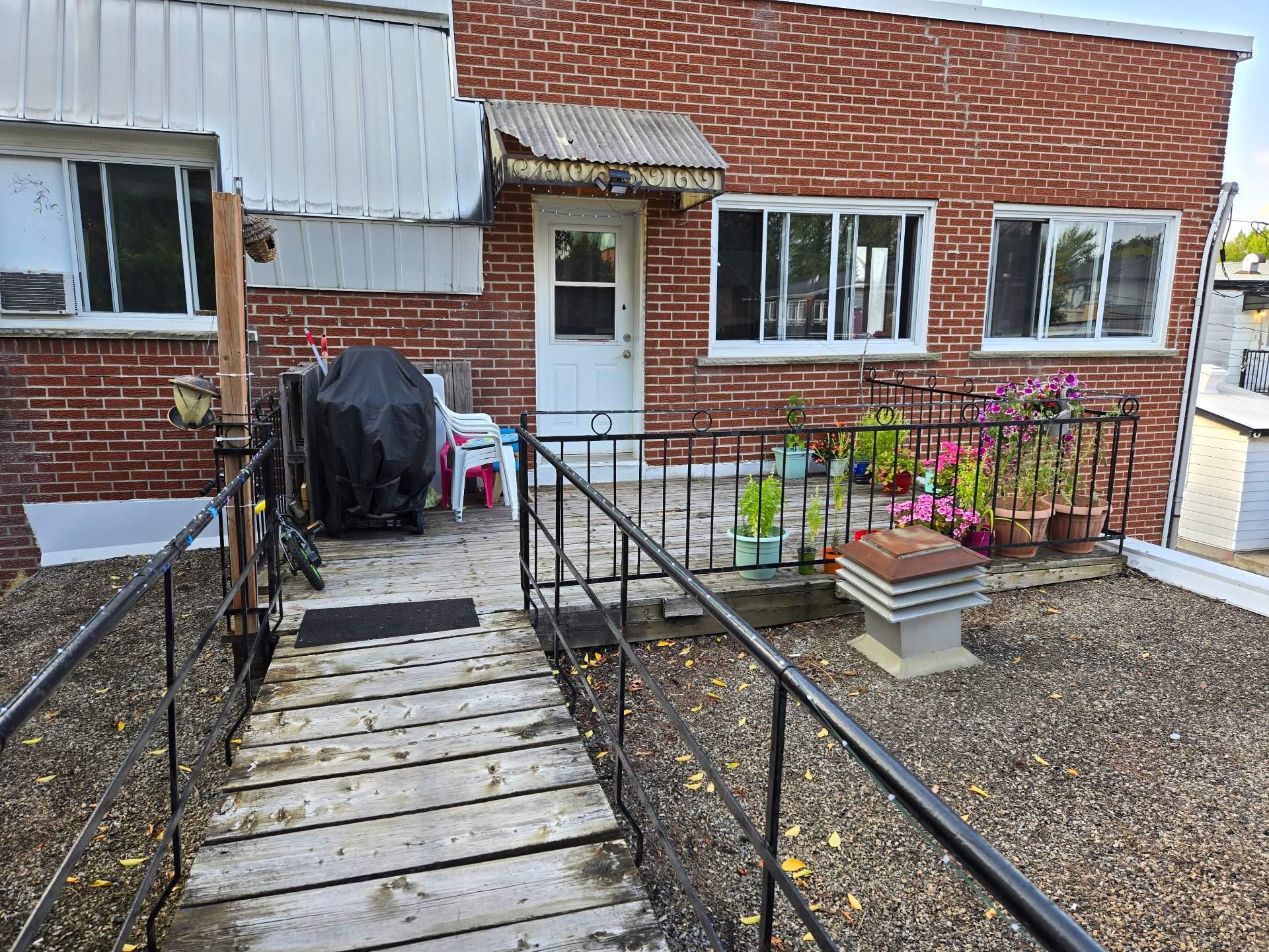 









3994AZ

 - 3994BZ


Boul. St-Martin O.

,
Laval (Chomedey),




QC
H7T1B8

