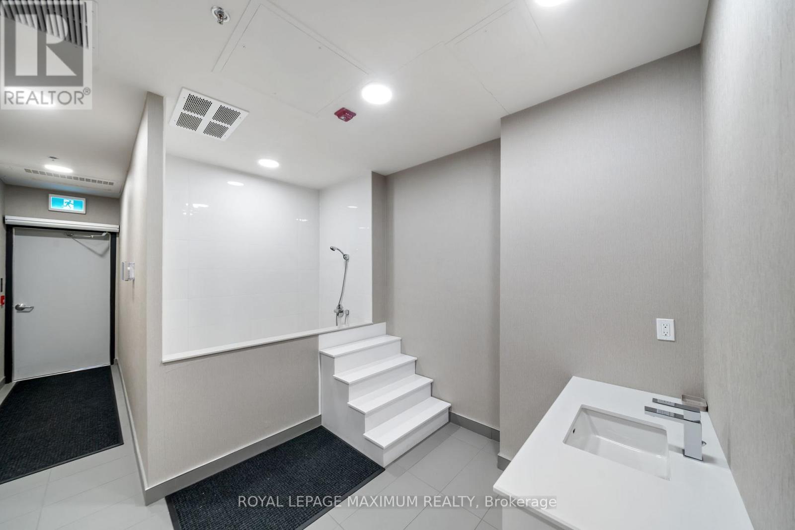 












106 - 50 ANN STREET

,
Caledon,




Ontario
L7E4M3

