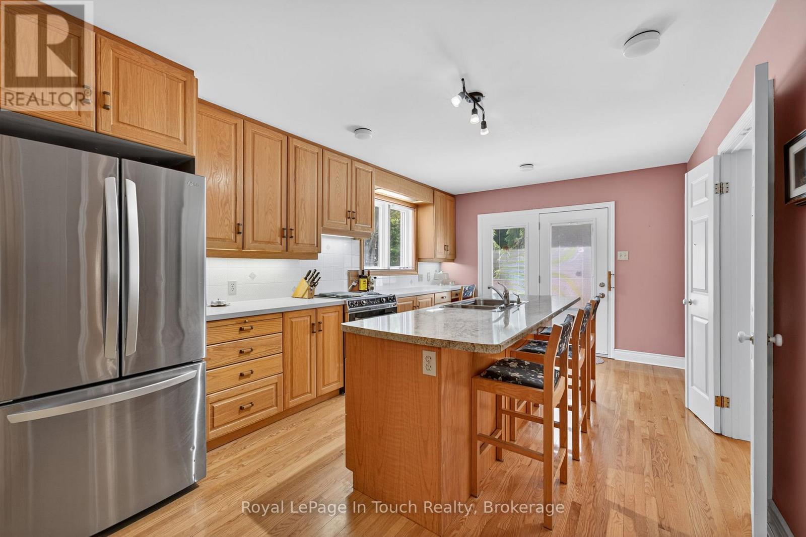 












56 ROBERT STREET E

,
Penetanguishene,




Ontario
L9M1K7

