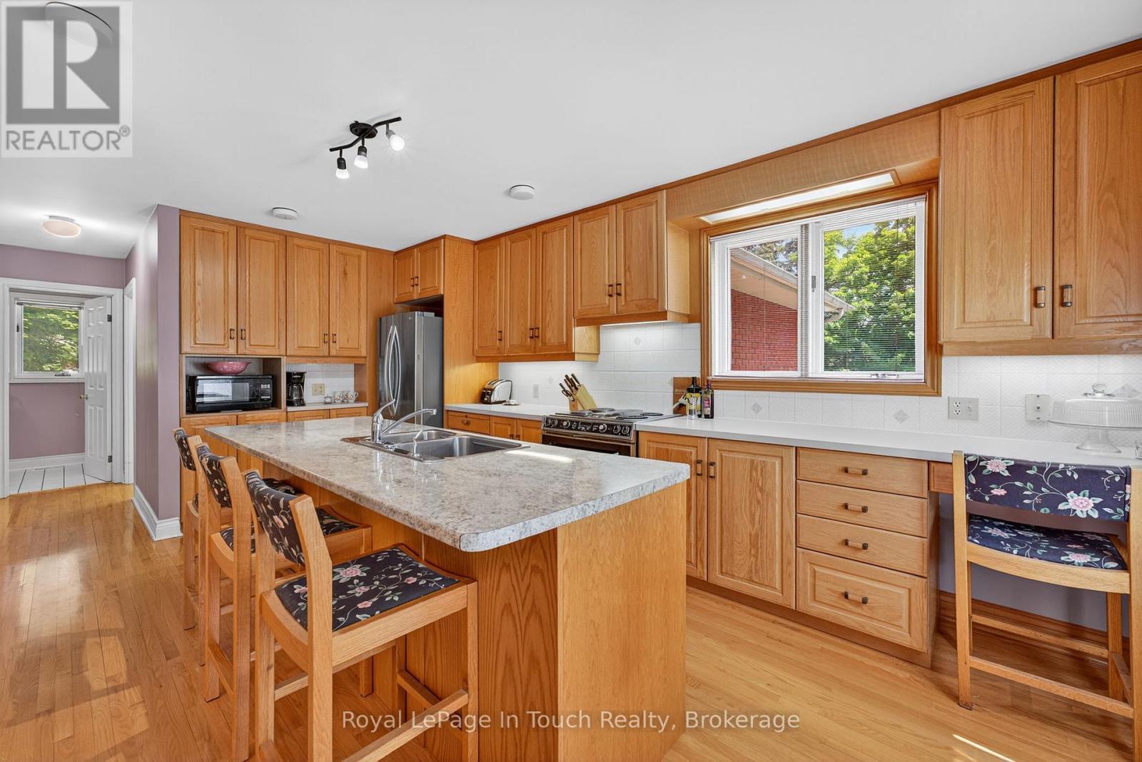 












56 ROBERT STREET E

,
Penetanguishene,




Ontario
L9M1K7

