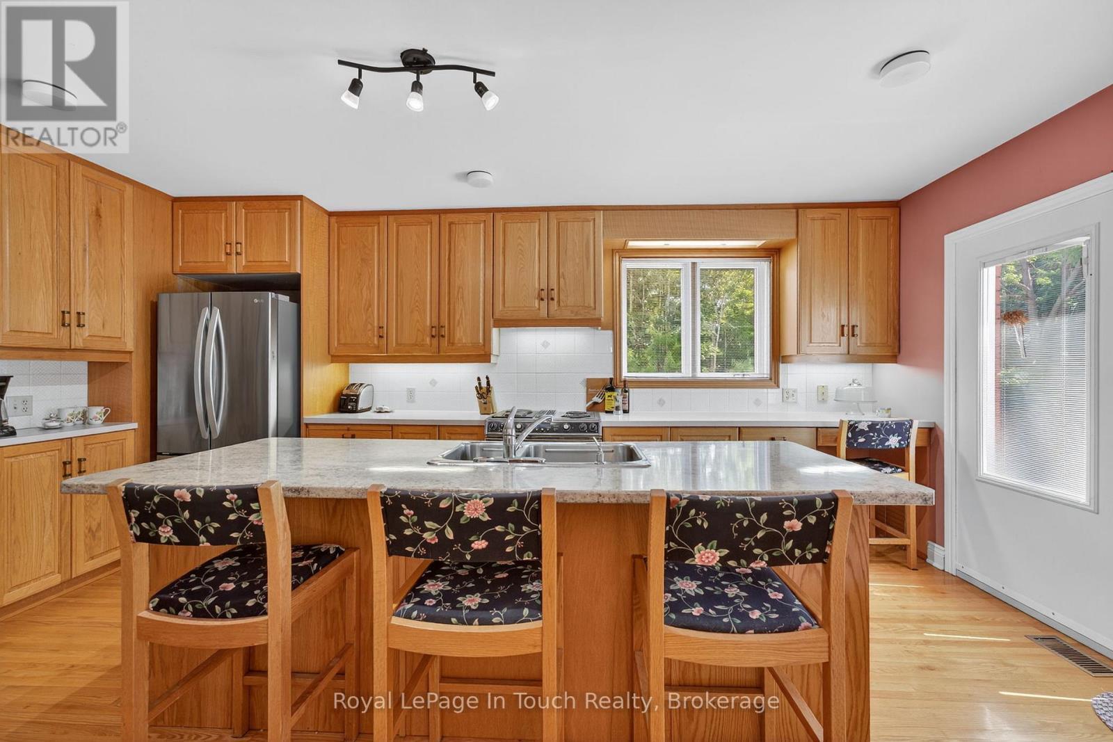 












56 ROBERT STREET E

,
Penetanguishene,




Ontario
L9M1K7

