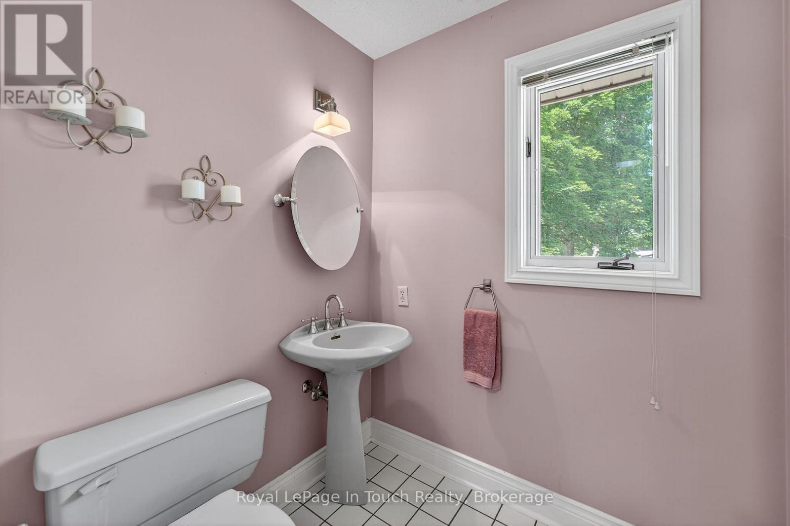 












56 ROBERT STREET E

,
Penetanguishene,




Ontario
L9M1K7

