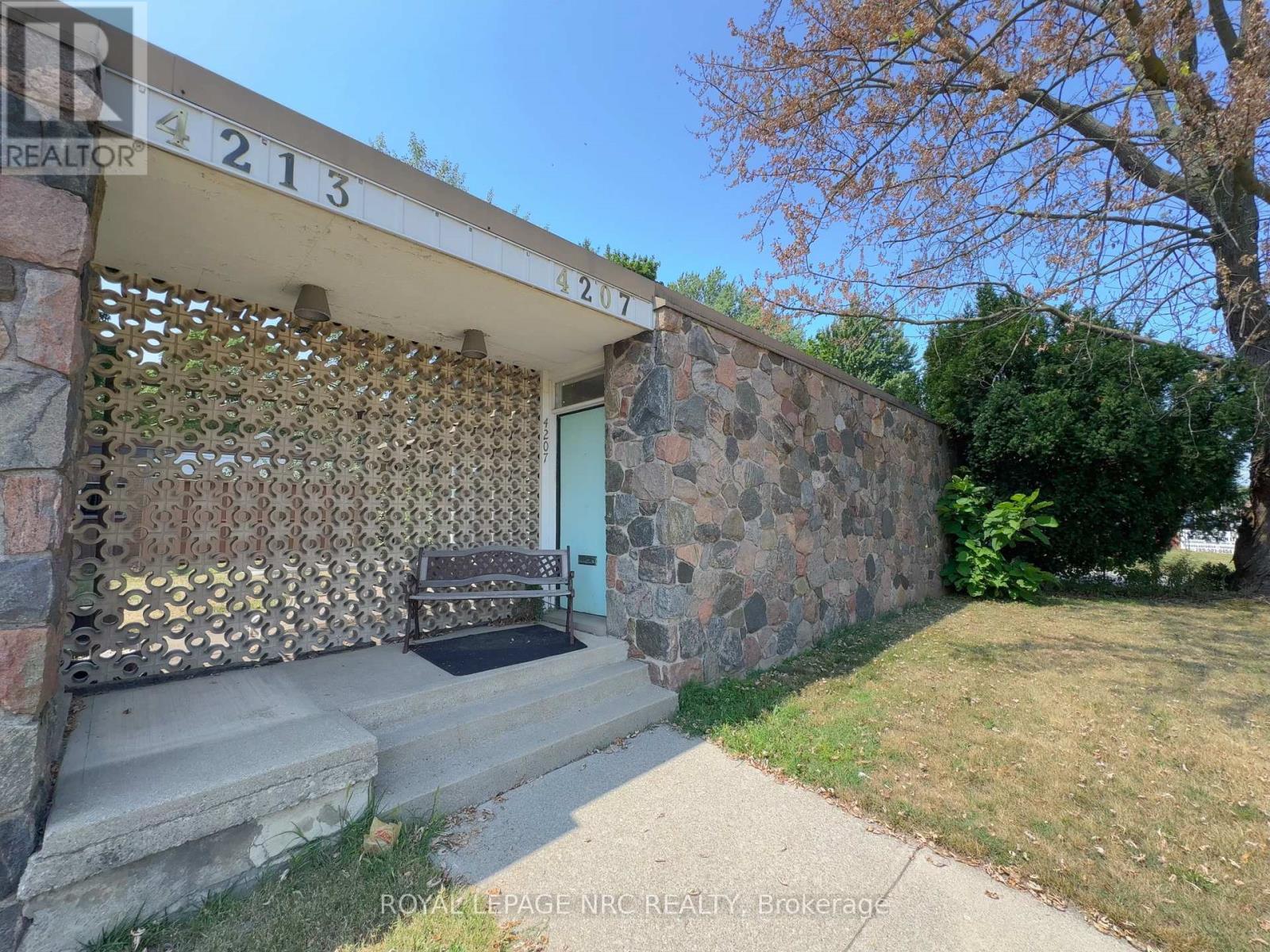 












4207/4213 DRUMMOND ROAD

,
Niagara Falls (Morrison),




Ontario
L2E6C2

