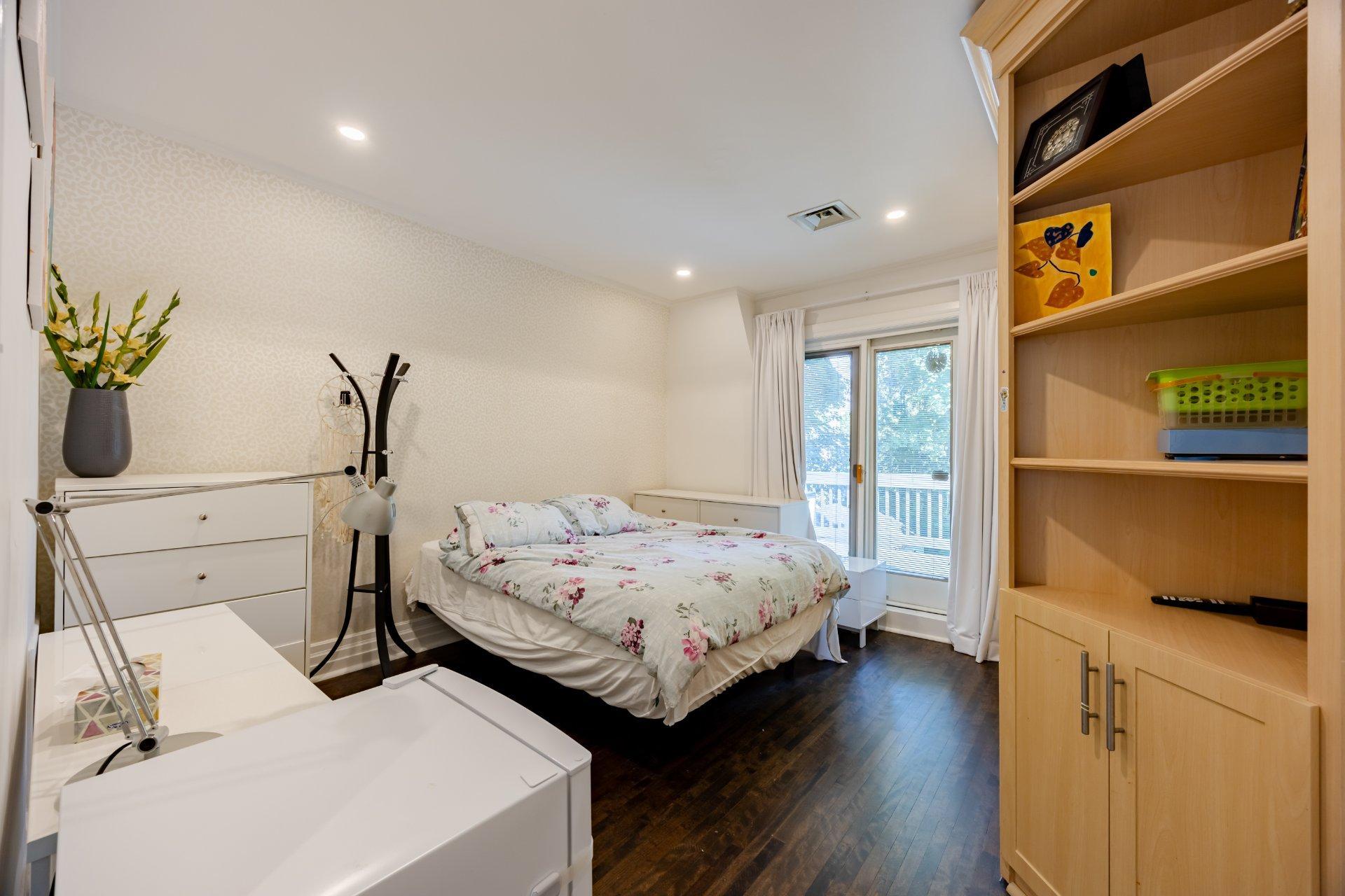 









33


Rue Thurlow

,
Hampstead,




QC
H3X3G7

