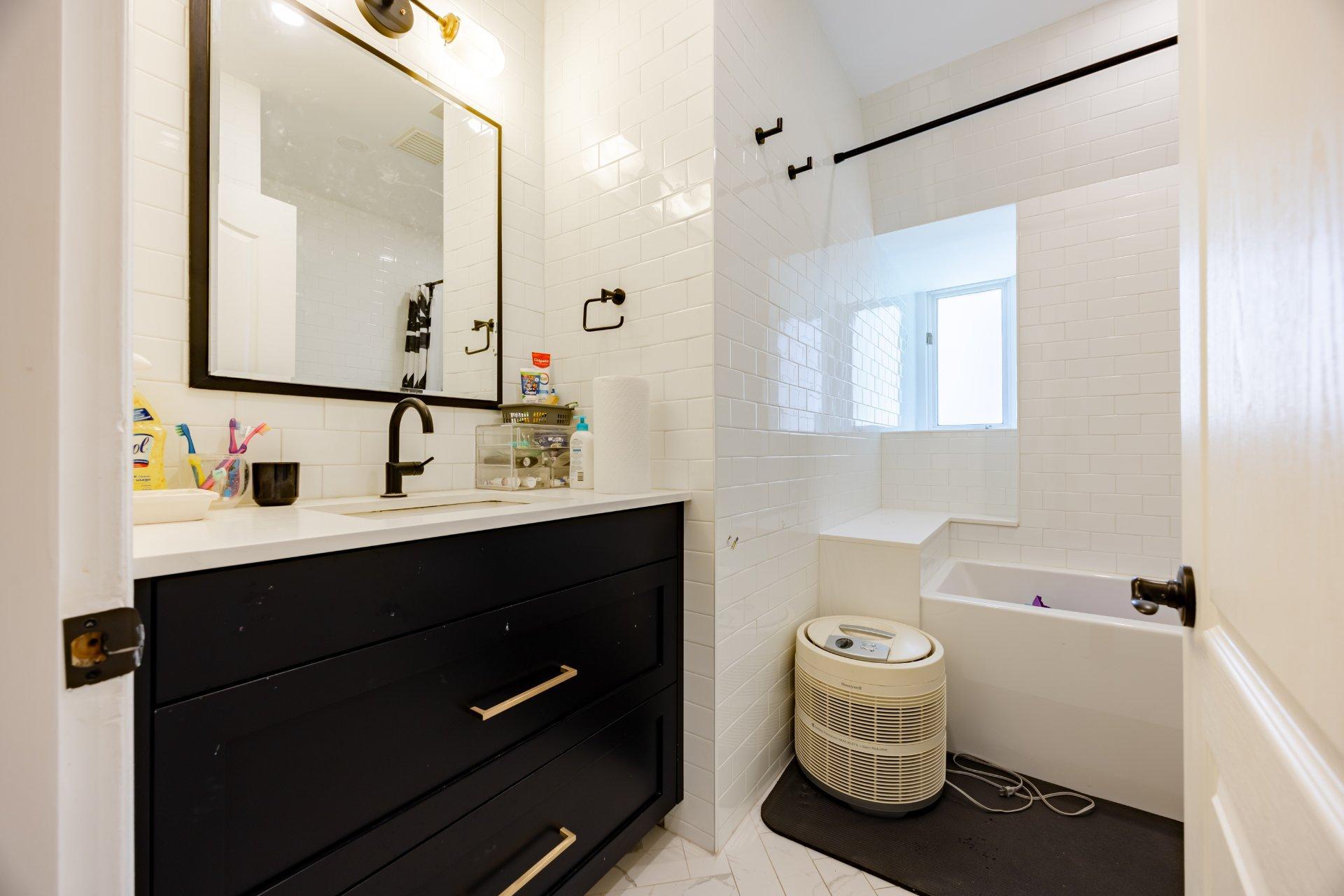 









33


Rue Thurlow

,
Hampstead,




QC
H3X3G7

