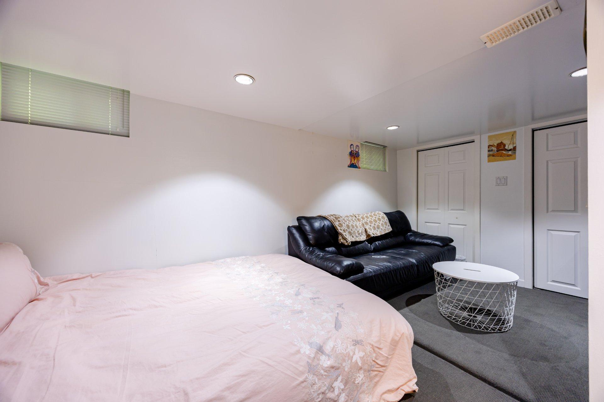 









33


Rue Thurlow

,
Hampstead,




QC
H3X3G7


