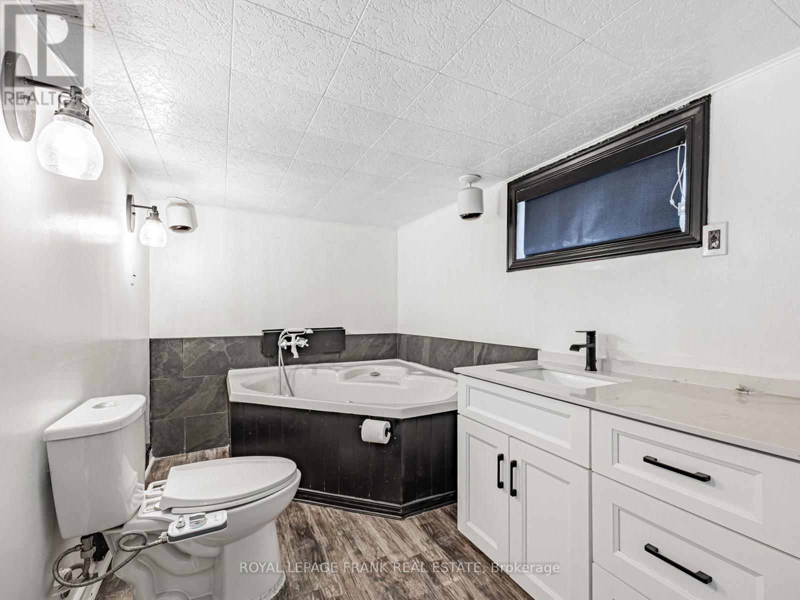 












330 ARTHUR STREET

,
Oshawa (Central),




Ontario
L1H1P3

