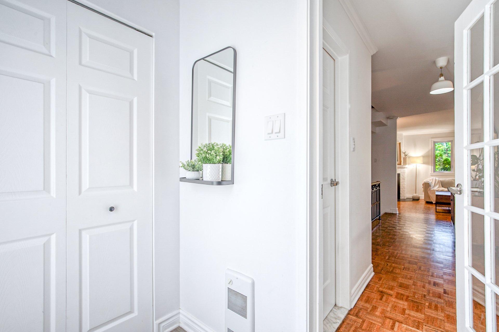 









118Z


Place de Fontainebleau

,
Saint-Lambert,




QC
J4S1X6

