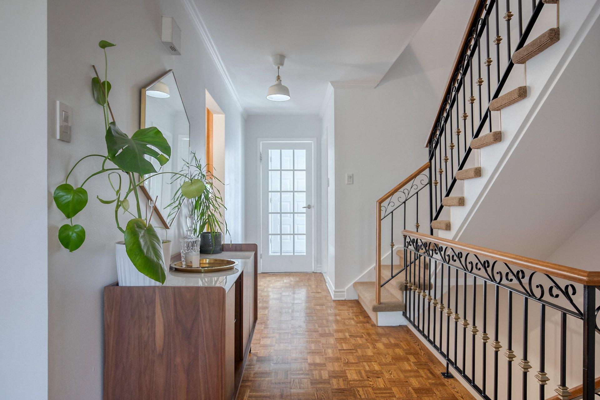 









118Z


Place de Fontainebleau

,
Saint-Lambert,




QC
J4S1X6

